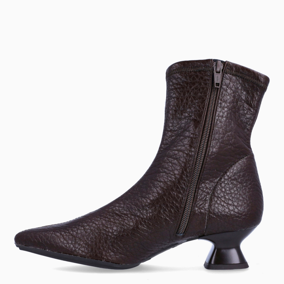 Botines de la marca Itse, modelo AUBELINE. Botines elaborados en polipiel color marrón oscuro con punta lápiz. Botines Itse con tacón grueso con 4cm de altura. Estos botines Itse AUBELINE, son un complemento que darán elegancia y comodidad a tus looks!