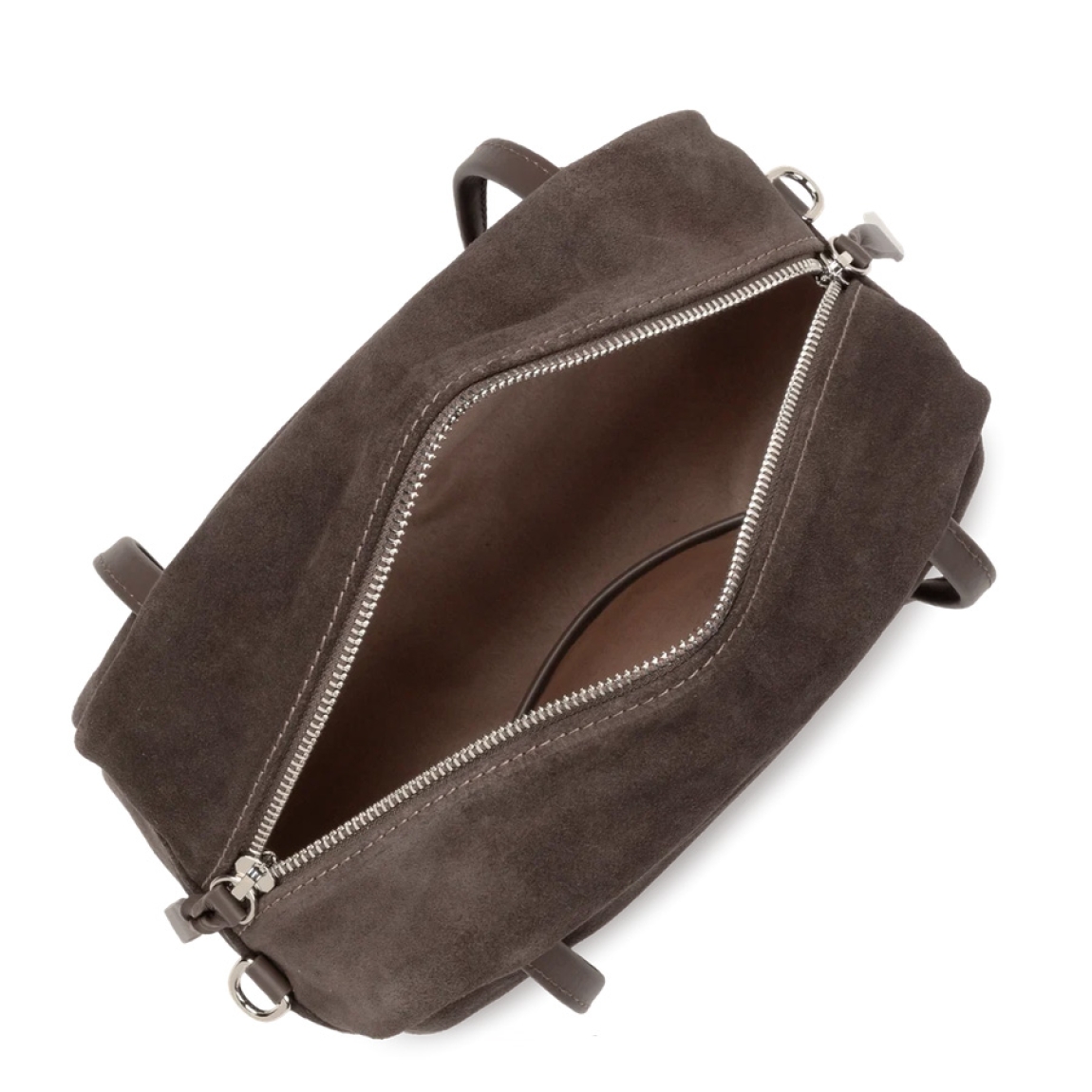 Bolso de mano de la marca Lancaster, modelo SUÈDE IT. Bolso confeccionado en piel de vacuno efecto terciopelo color marrón oscuro, ofreciendo un tacto suave y un specto elegante. Cuenta con un bolsillo trasero con cremallera, un bolsillo interior con cremallera y un bolsillo sencillo para organizar tus esenciales. Su cierre con cremallera garantiza seguridad y practicidad en el día a día. Bolso Lancaster equipado con una bandolera extraíble y ajustable, se lleva principalmente en la mano y también puede llevarse al hombro o cruzado. Medidas: alto 15cm y ancho 25cm.