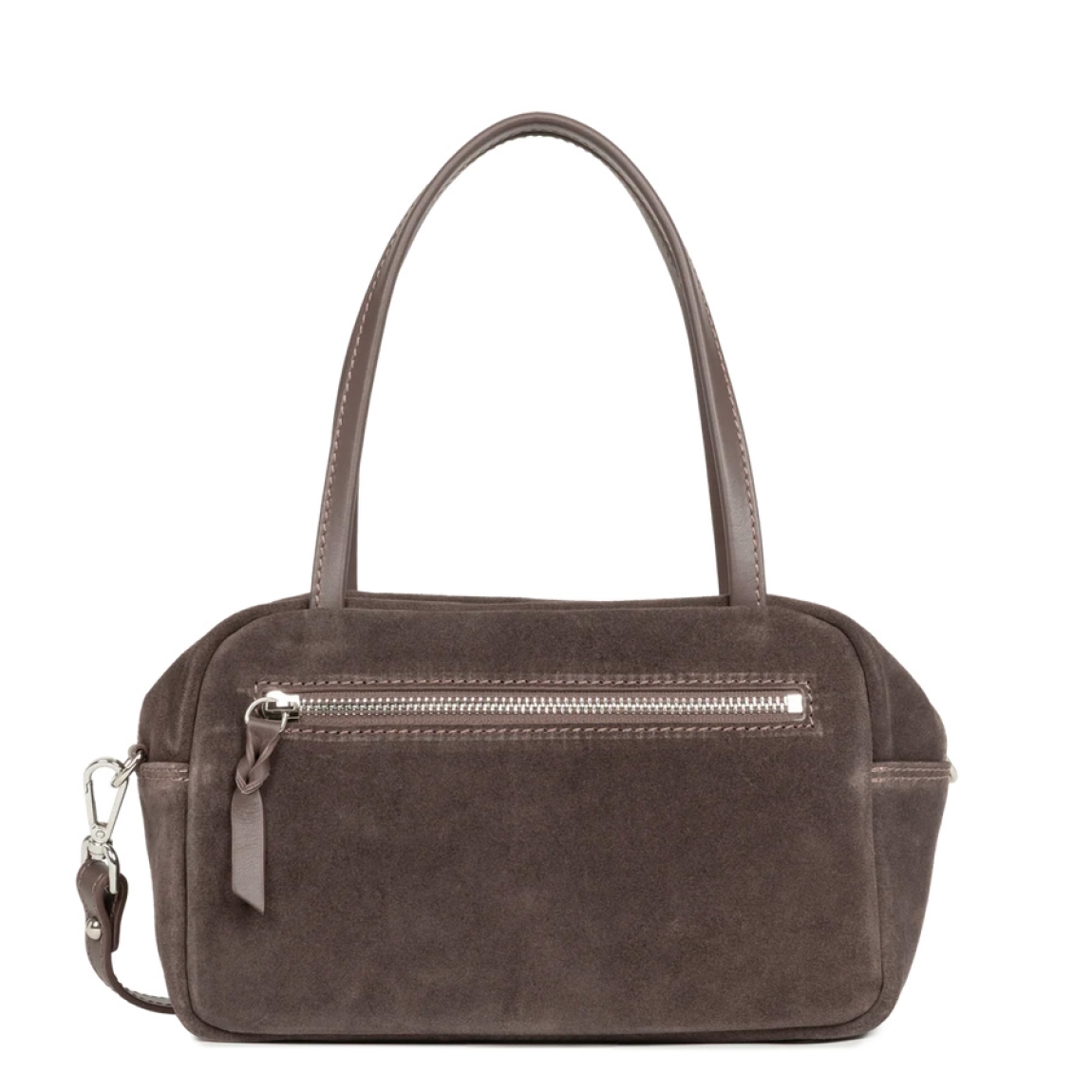 Bolso de mano de la marca Lancaster, modelo SUÈDE IT. Bolso confeccionado en piel de vacuno efecto terciopelo color marrón oscuro, ofreciendo un tacto suave y un specto elegante. Cuenta con un bolsillo trasero con cremallera, un bolsillo interior con cremallera y un bolsillo sencillo para organizar tus esenciales. Su cierre con cremallera garantiza seguridad y practicidad en el día a día. Bolso Lancaster equipado con una bandolera extraíble y ajustable, se lleva principalmente en la mano y también puede llevarse al hombro o cruzado. Medidas: alto 15cm y ancho 25cm.