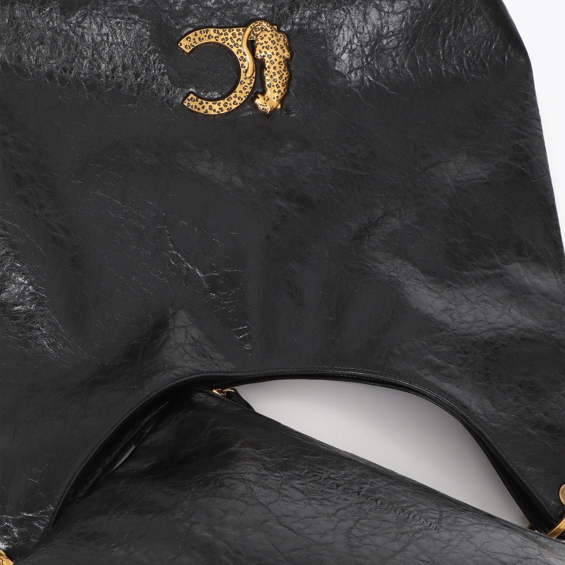 Bolso shopper de la marca Lola Casademunt, modelo CALIA. Bolso elaborado en polipiel en color negro con asa trenzada que ofrece un estilo elegante. Diseño espacioso, perfecto para el día a día. Detalle de cierre dorado con logotipo distintivo. Ideal para llevarlo al trabajo o en salidas informales. Bolso Lola Casademunt CALIA, ideal para llevar a todos lados!ALTO 40cm ANCHO 36cm PROFUNDIDAD 12cm
