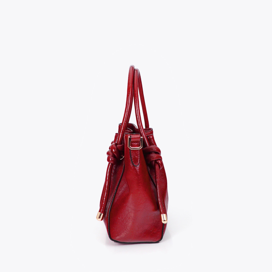 Bandolera elegante de la marca Lola Casademunt, modelo MAURI. Boldo con detalle de tubo metálico troquelado color rojo con el logo de Lola Casademunt. Diseño en material de alta calidad, cierre superior y correa ajustable para mayor comodidad. Bolso Lola Casademunt MAURI, es un accesorio versátil y sofisticado para cualquier outfit casual o formal.ALTO 20cm ANCHO 25cm PROFUNDIDAD 8cm