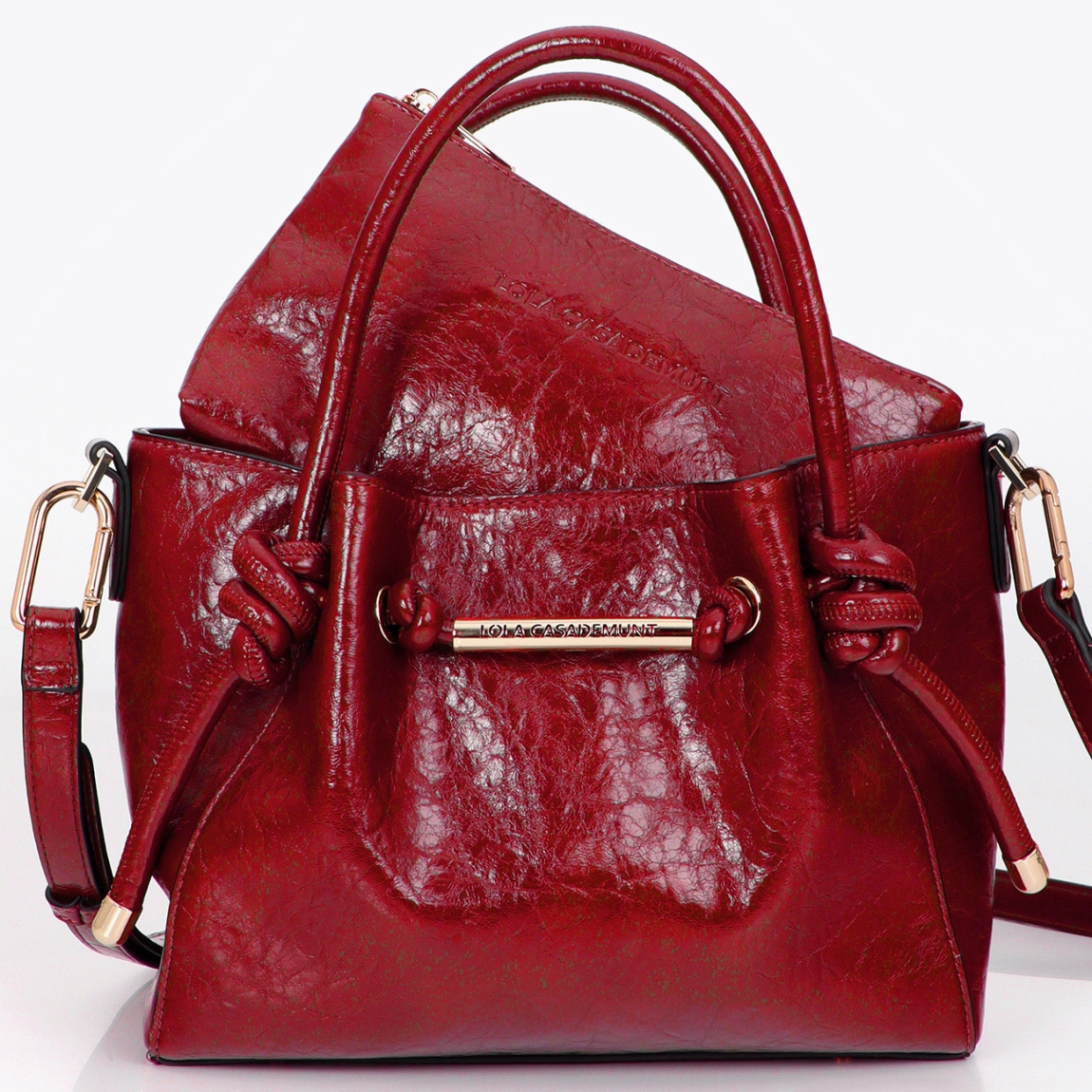 Bandolera elegante de la marca Lola Casademunt, modelo MAURI. Boldo con detalle de tubo metálico troquelado color rojo con el logo de Lola Casademunt. Diseño en material de alta calidad, cierre superior y correa ajustable para mayor comodidad. Bolso Lola Casademunt MAURI, es un accesorio versátil y sofisticado para cualquier outfit casual o formal.ALTO 20cm ANCHO 25cm PROFUNDIDAD 8cm