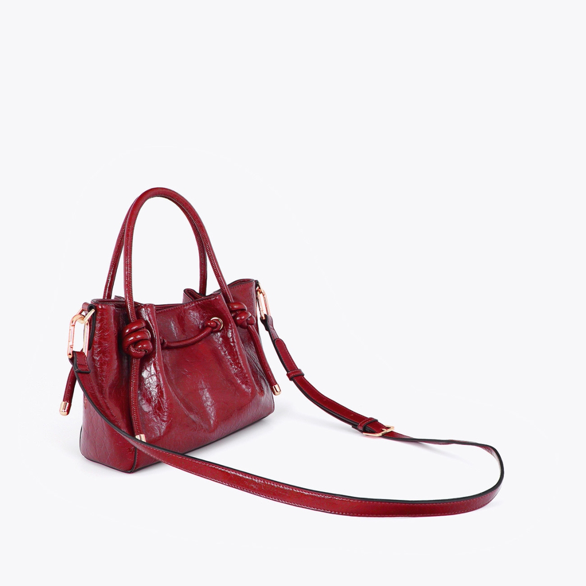 Bandolera elegante de la marca Lola Casademunt, modelo MAURI. Boldo con detalle de tubo metálico troquelado color rojo con el logo de Lola Casademunt. Diseño en material de alta calidad, cierre superior y correa ajustable para mayor comodidad. Bolso Lola Casademunt MAURI, es un accesorio versátil y sofisticado para cualquier outfit casual o formal.ALTO 20cm ANCHO 25cm PROFUNDIDAD 8cm