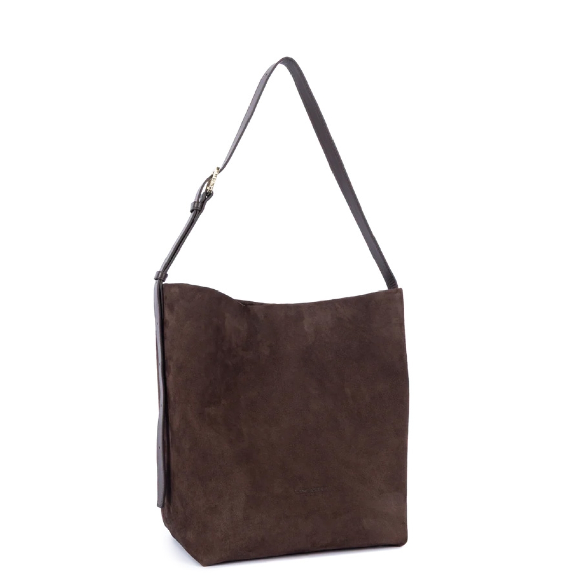 Bolso de la marca Lancaster, modelo SUÈDE. Bolso shopper grande confeccionado en piel de vacuno efecto terciopelo color marrón chocolate, ofreciendo un tacto suave y un aspecto elegante. Cuenta con un bolsillo trasero con cremallera, un bolsillo interior con cremallera, una separación interior con cremallera y un doble bolsillo sencillo para organizar tus esenciales. Su cierre a presión garantiza seguridad y practicidad en el día a día. Bolso Lancaster SUÈDE se lleva principalmente al hombro y también puede llevarse cruzado.