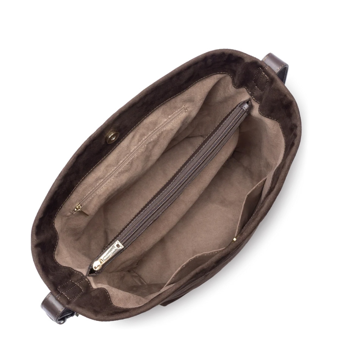 Bolso de la marca Lancaster, modelo SUÈDE. Bolso shopper grande confeccionado en piel de vacuno efecto terciopelo color marrón chocolate, ofreciendo un tacto suave y un aspecto elegante. Cuenta con un bolsillo trasero con cremallera, un bolsillo interior con cremallera, una separación interior con cremallera y un doble bolsillo sencillo para organizar tus esenciales. Su cierre a presión garantiza seguridad y practicidad en el día a día. Bolso Lancaster SUÈDE se lleva principalmente al hombro y también puede llevarse cruzado.