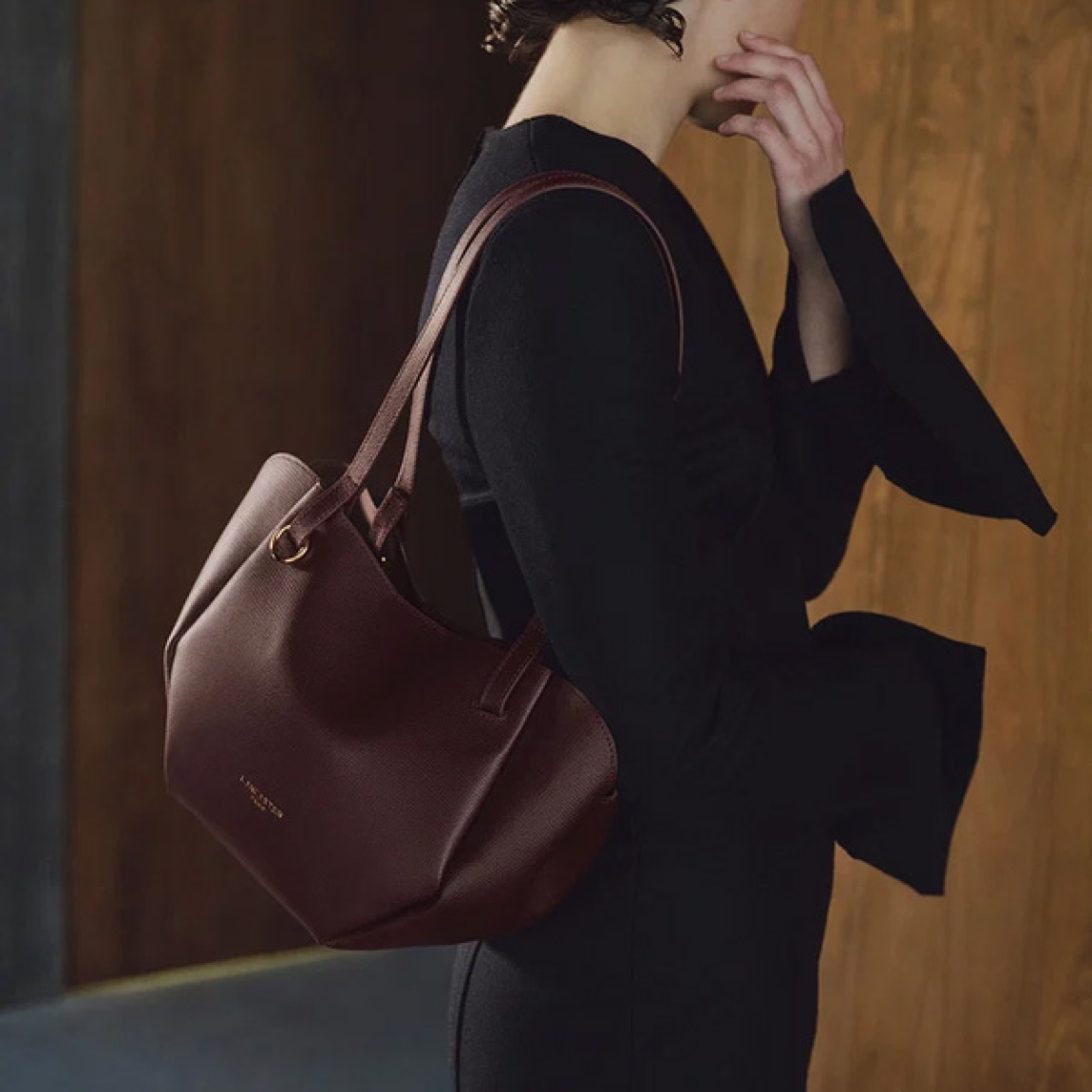 Bolso shopper de la marca Lancaster, modelo SIERRA HAUS. Bolso de hombro confeccionado en serraje de piel de vacuno granulada color burdeos. Se compone de dos compartimentos con cierre a presión y un compartimento central con cremallera para organizar tus esenciales. Bolso Lancaster equipado con dos asas sencillas no ajustables, se lleva al hombro. Bolso Lancaster SIERRA HAUS, es un complemento ideal para completar tus looks del día a día!