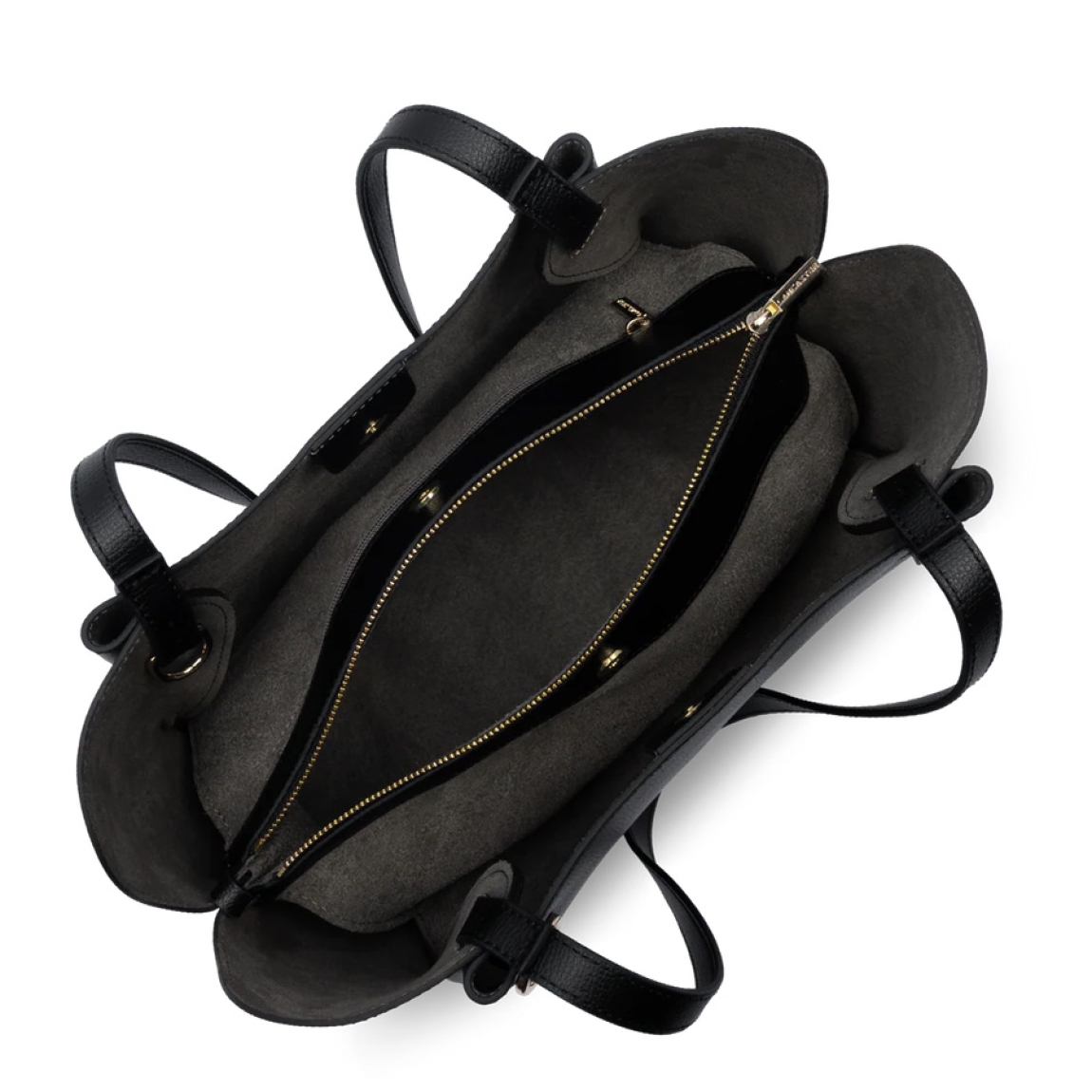 Bolso shopper de la marca Lancaster, modelo SIERRA HAUS. Bolso de hombro confeccionado en serraje de piel de vacuno granulada color negro. Se compone de dos compartimentos con cierre a presión y un compartimento central con cremallera para organizar tus esenciales. Bolso Lancaster equipado con dos asas sencillas no ajustables, se lleva al hombro. Bolso Lancaster SIERRA HAUS, es un complemento ideal para completar tus looks del día a día!