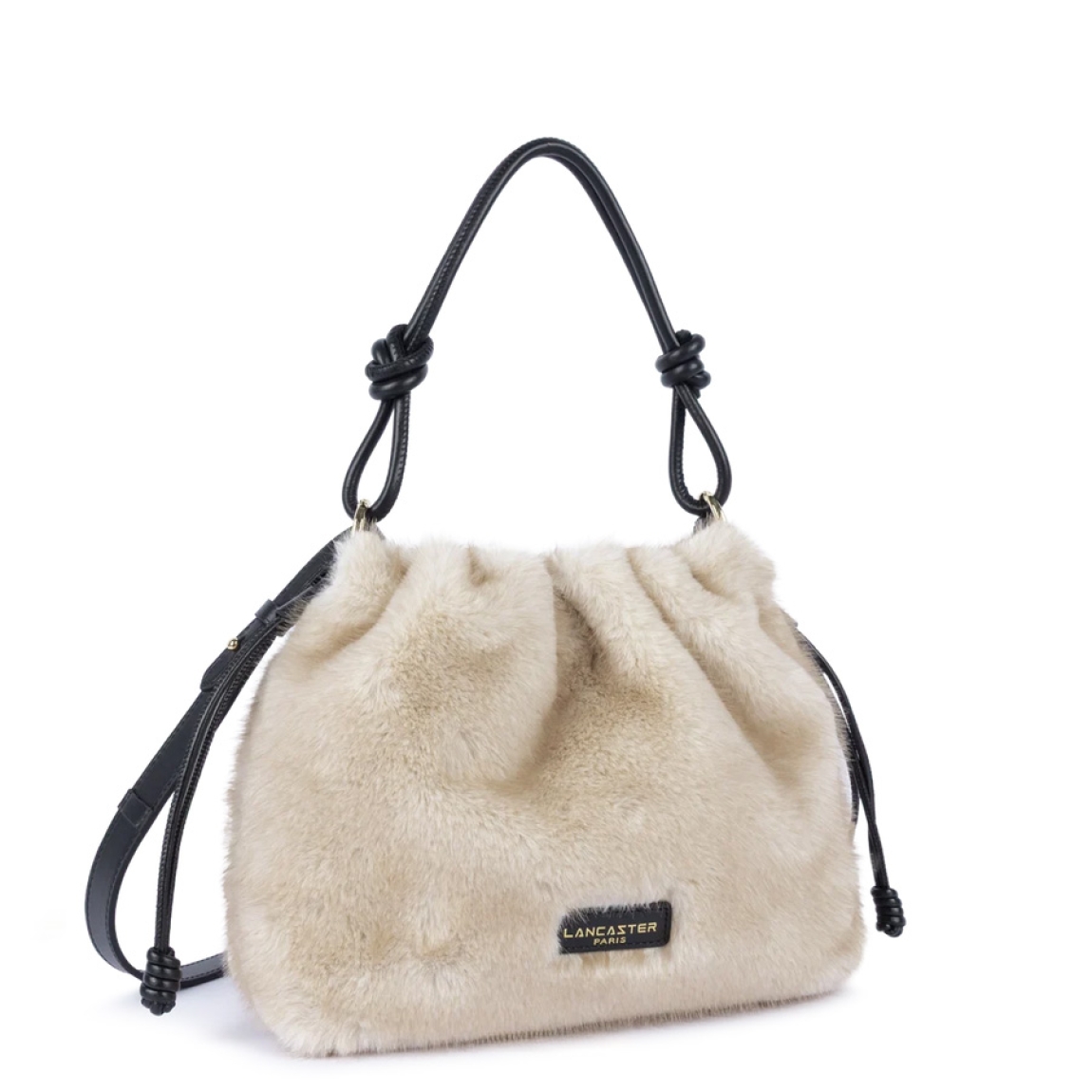 Bolso de la marca Lancaster, modelo MOUMOUTE. Bolso confeccionado en poliéster con detalles en piel de vacuno color crudo. Cuenta con un bolsillo interior con cremallera y un bolsillo sencillo para organizar tus esenciales. Su cierre imantado garantiza practicidad en el día a día. También está equipado con dos cordones ajustables que permiten ceñir los laterales del bolso. Bolso Lancaster MOUMOUTE equipado con un asa corta no ajustable, se lleva en la mano. Su bandolera extraíble y ajustable permite también llevarlo al hombro o cruzado. Ideal para ti!