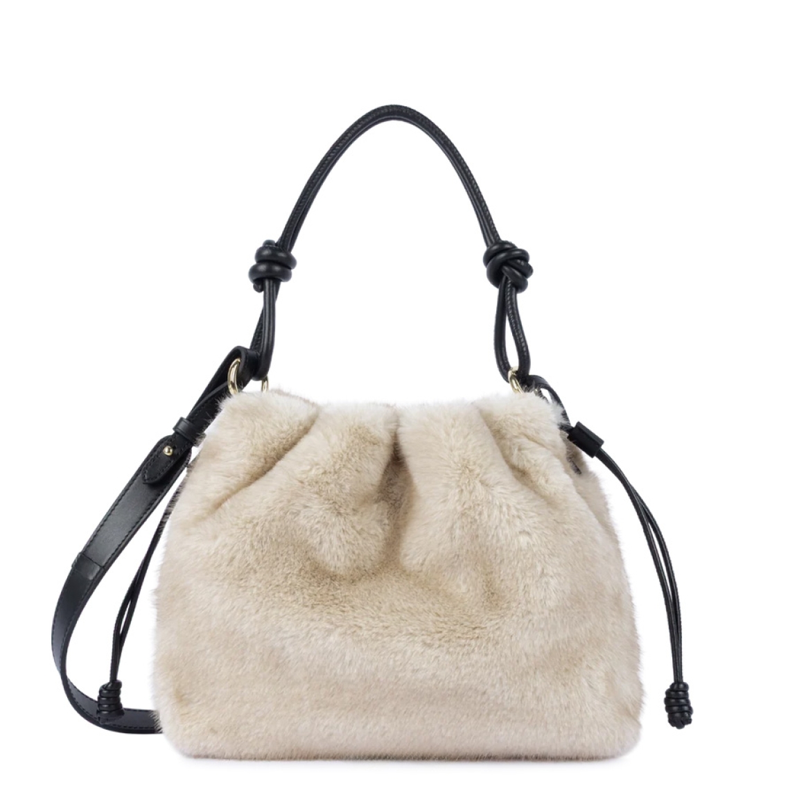 Bolso de la marca Lancaster, modelo MOUMOUTE. Bolso confeccionado en poliéster con detalles en piel de vacuno color crudo. Cuenta con un bolsillo interior con cremallera y un bolsillo sencillo para organizar tus esenciales. Su cierre imantado garantiza practicidad en el día a día. También está equipado con dos cordones ajustables que permiten ceñir los laterales del bolso. Bolso Lancaster MOUMOUTE equipado con un asa corta no ajustable, se lleva en la mano. Su bandolera extraíble y ajustable permite también llevarlo al hombro o cruzado. Ideal para ti!