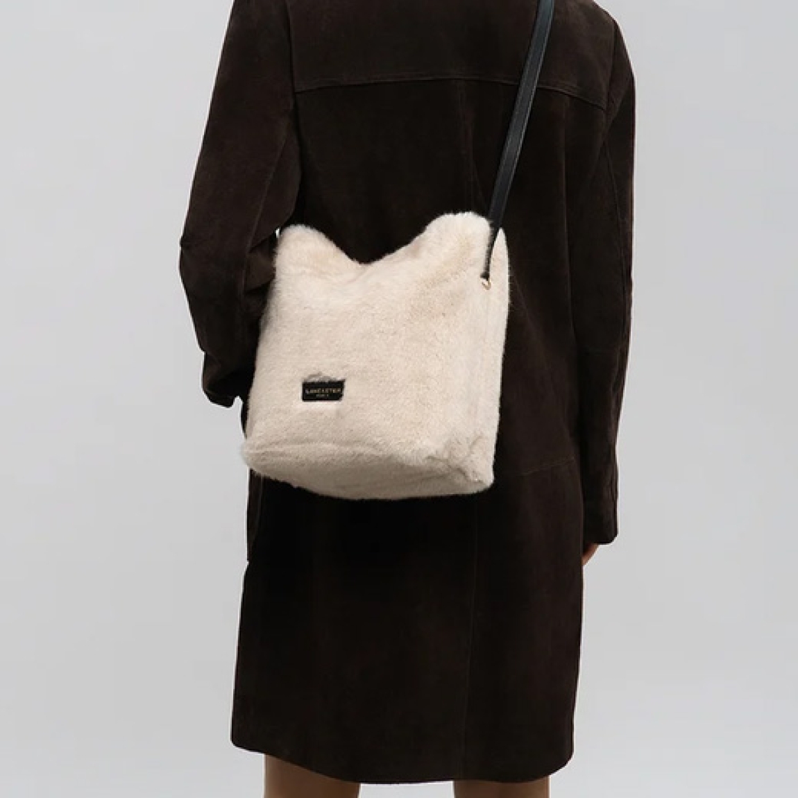 Bolso de la marca Lancaster, modelo MOUMOUTER. Bolso confeccionado en poliéster con detalles en piel de vacuno color crudo. Cuenta con un compartimento central interior con cremallera, un bolsillo interior con cremallera y un doble bolsillo sencillo para organizar tus esenciales. Bolso Lancaster MOUMOUTE, cuenta con un cierre imantado quegarantiza practicidad en el día a día. Equipado con un asa larga y ajustable, se lleva al hombro o cruzado. Perfecto para ti!