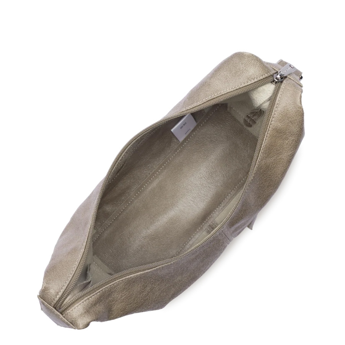 Bolso de la marca Lancaster, modelo RÉTRO KBA. Bolso confeccionado en poliéster color taupe. Cuenta con un compartimento para tarjetas con cierre a presión en la parte delantera y un bolsillo interior con cremallera para organizar tus esenciales. Su cierre con cremallera garantiza seguridad y practicidad en el día a día. Bolso Lancaster RÉTRO KBA, equipado con un asa sencilla y ajustable, se lleva al hombro o cruzado, perfecti oara el día a día.