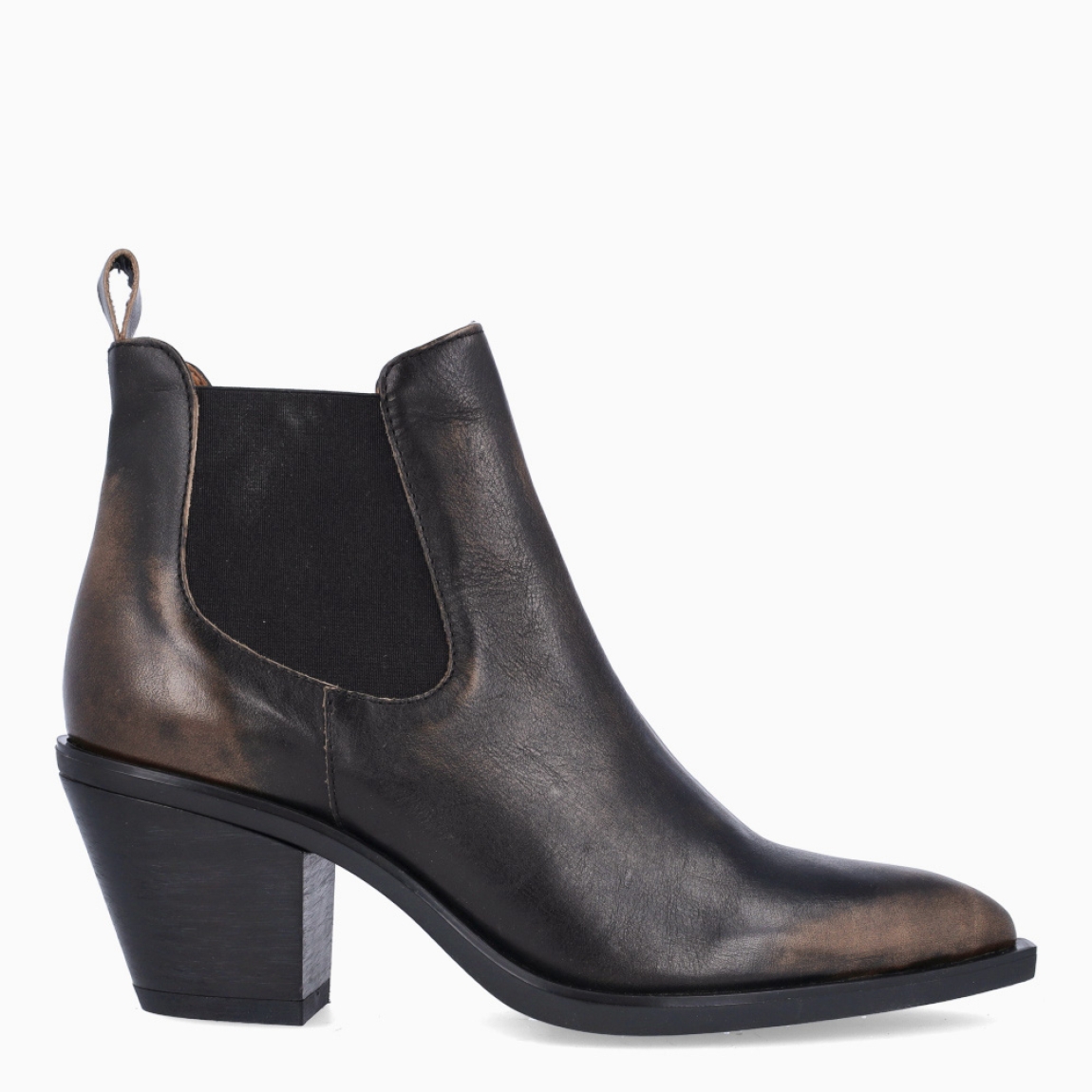 Botines de la marca Munné, modelo VESTE. Botines elaborados en piel con efecto desgatado tipo aviador color marrón. Botines con punta lápiz y tacón grueso de 5cm de altura. Estos botines Munné VESTE, son un complemento clásico, con estilo y elegancia, que dejará crear diferentes looks esta temporada!