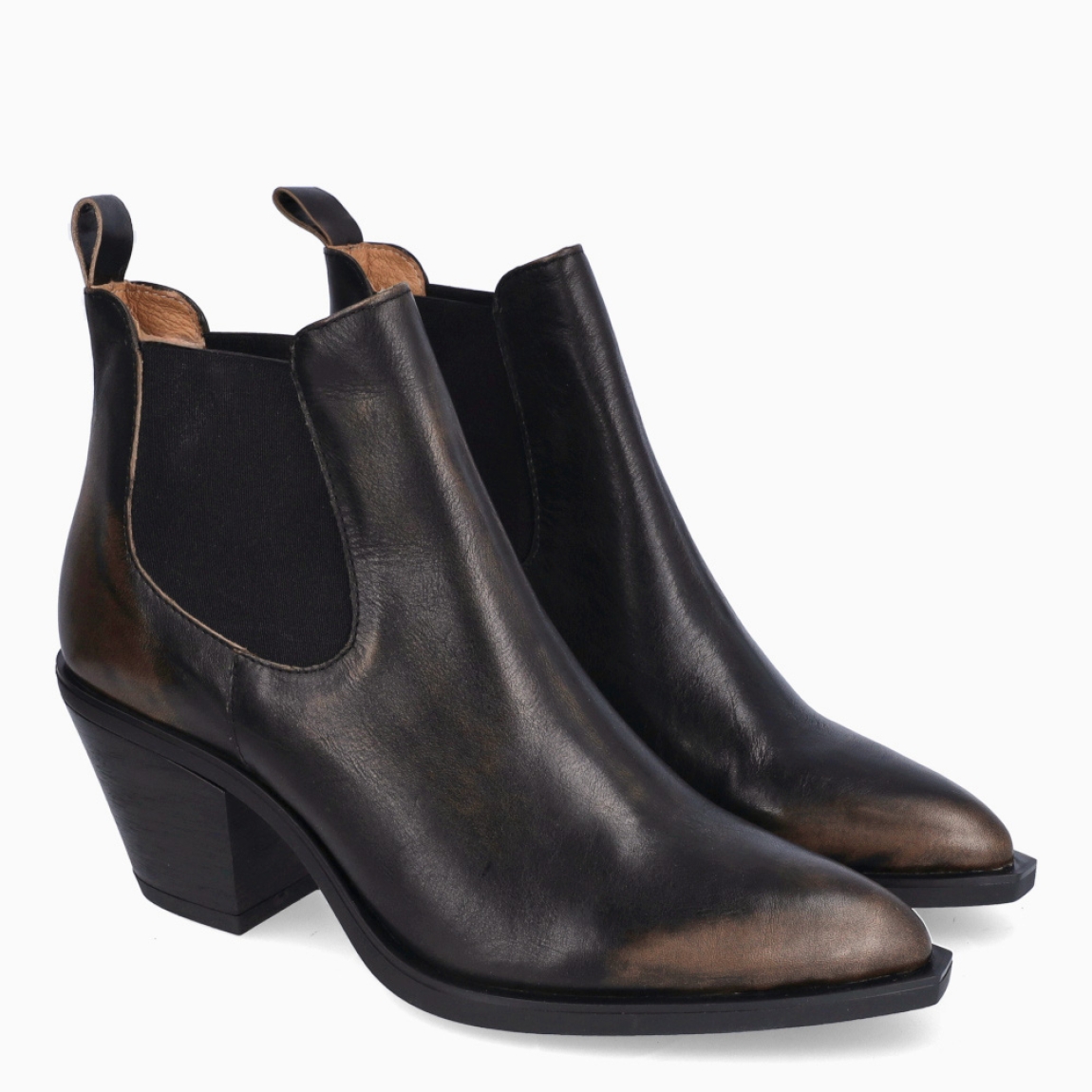 Botines de la marca Munné, modelo VESTE. Botines elaborados en piel con efecto desgatado tipo aviador color marrón. Botines con punta lápiz y tacón grueso de 5cm de altura. Estos botines Munné VESTE, son un complemento clásico, con estilo y elegancia, que dejará crear diferentes looks esta temporada!