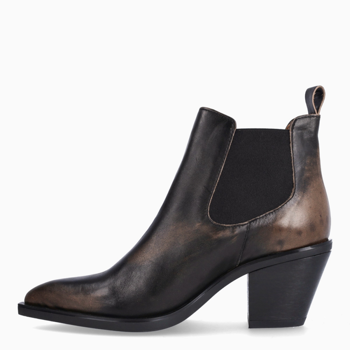 Botines de la marca Munné, modelo VESTE. Botines elaborados en piel con efecto desgatado tipo aviador color marrón. Botines con punta lápiz y tacón grueso de 5cm de altura. Estos botines Munné VESTE, son un complemento clásico, con estilo y elegancia, que dejará crear diferentes looks esta temporada!