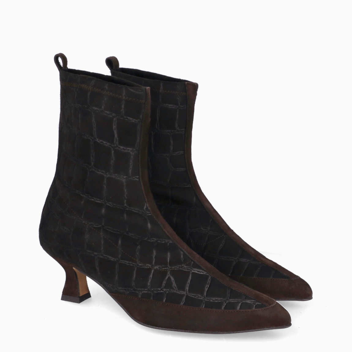 Botines de la marca Munné, modelo SUBTILE. Botines elaborados en ante color marrón chocolate con efecto troquelado. Botines con puntera de lápiz. Botines Munné con tacón de 5cm de altura para mayor comodidad. Botines Munné SUBTILE, perfectos para ti!