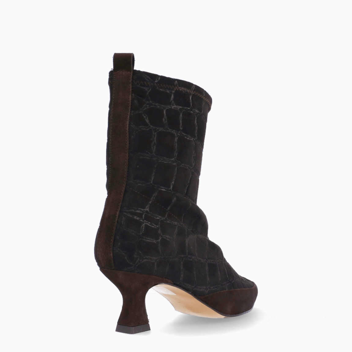 Botines de la marca Munné, modelo SUBTILE. Botines elaborados en ante color marrón chocolate con efecto troquelado. Botines con puntera de lápiz. Botines Munné con tacón de 5cm de altura para mayor comodidad. Botines Munné SUBTILE, perfectos para ti!