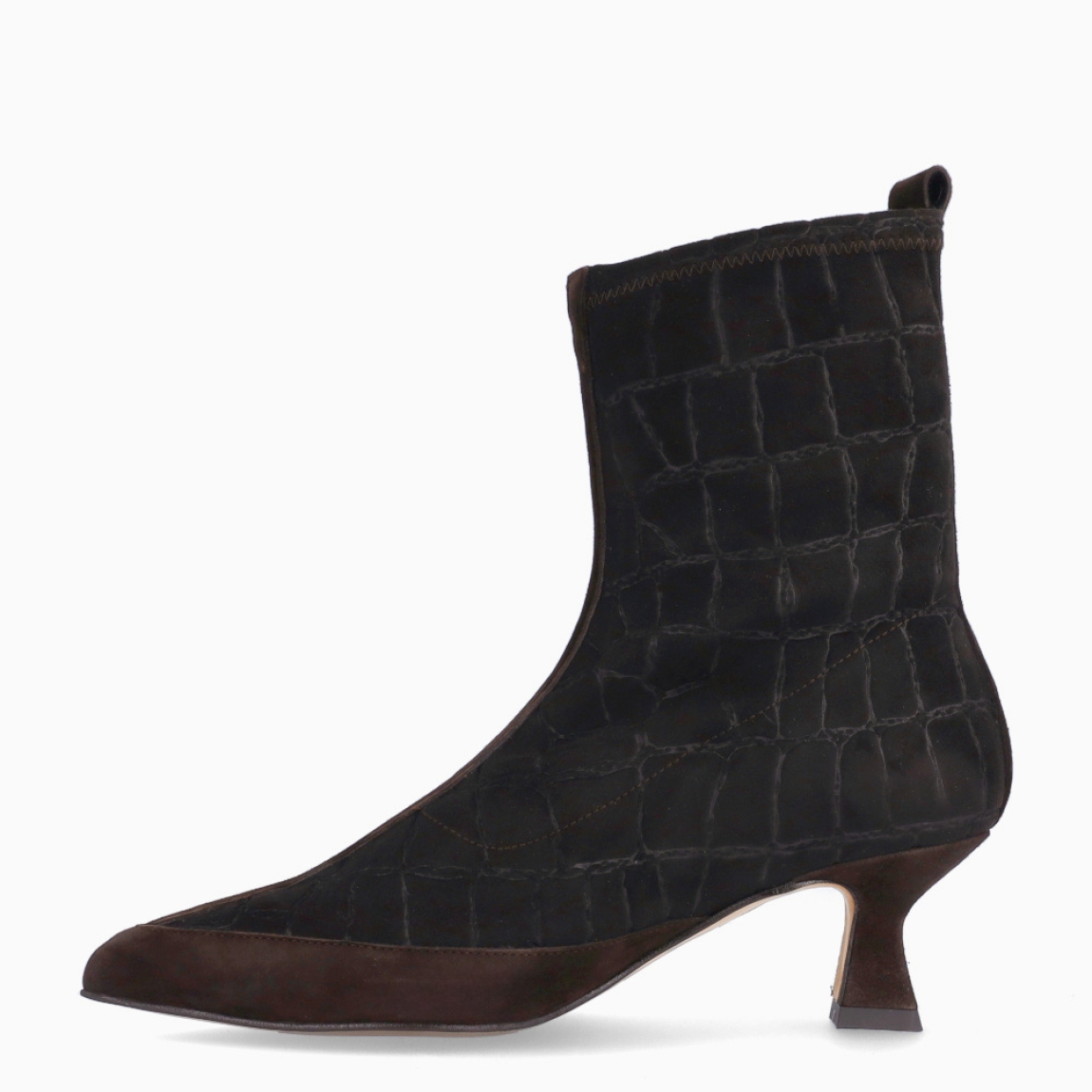 Botines de la marca Munné, modelo SUBTILE. Botines elaborados en ante color marrón chocolate con efecto troquelado. Botines con puntera de lápiz. Botines Munné con tacón de 5cm de altura para mayor comodidad. Botines Munné SUBTILE, perfectos para ti!
