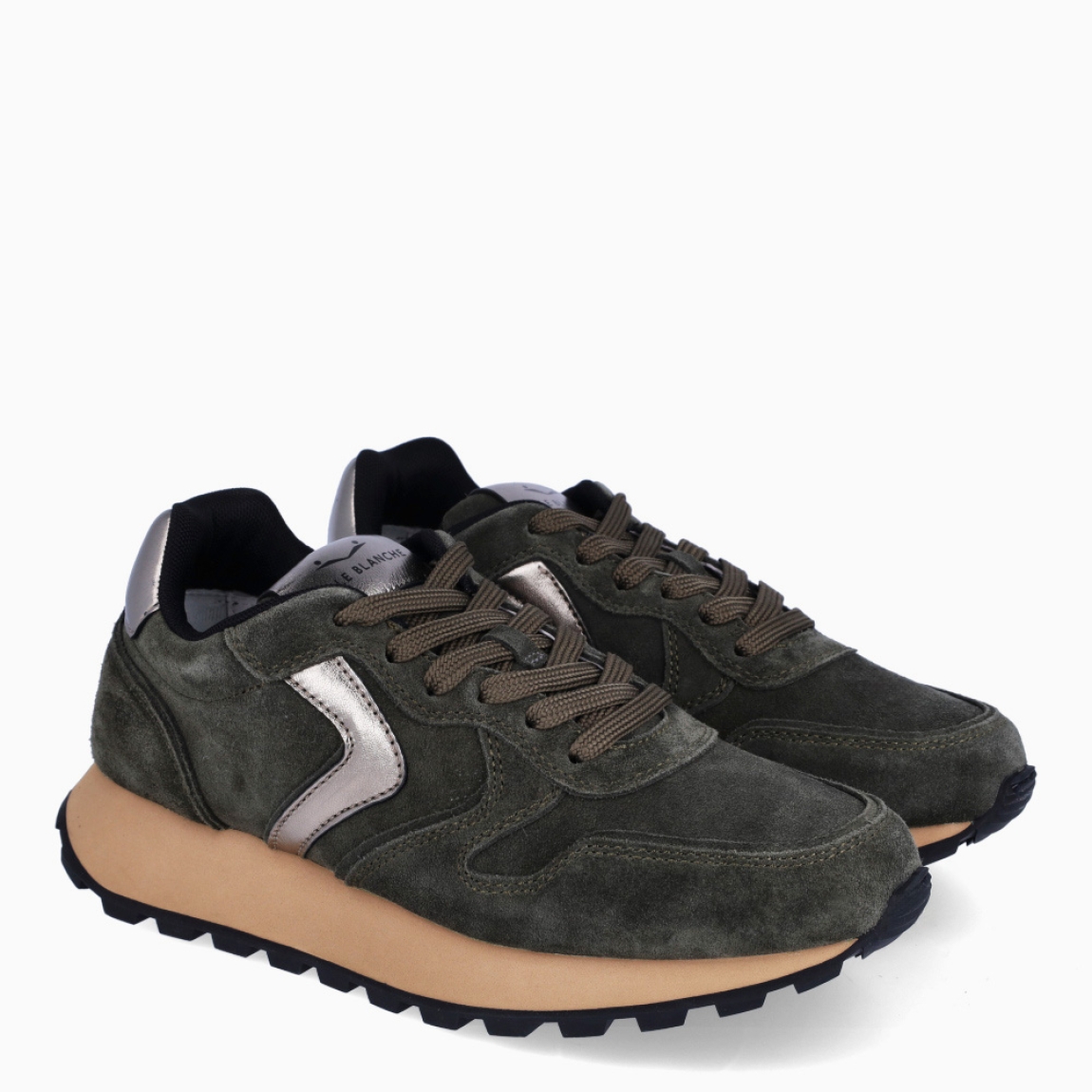 Deportivas de la marca Voile Blanche, modelo PARIS RACE. Deportivas elaboradas en piel y ante color verde oliva, destacan por su esistencia y por un look sofisticado y con estilo. Deportivas Voile Blanche con cierre a cordones y un interior con plantilla pensado en ofrecer confort todo el día. Con una suela de goma que asegura un agarre para cualquier ocasión. Deportivas Voile Blanche PARIS RACE, complemento básico e imprescindible que combina estilo y funcionalidad.