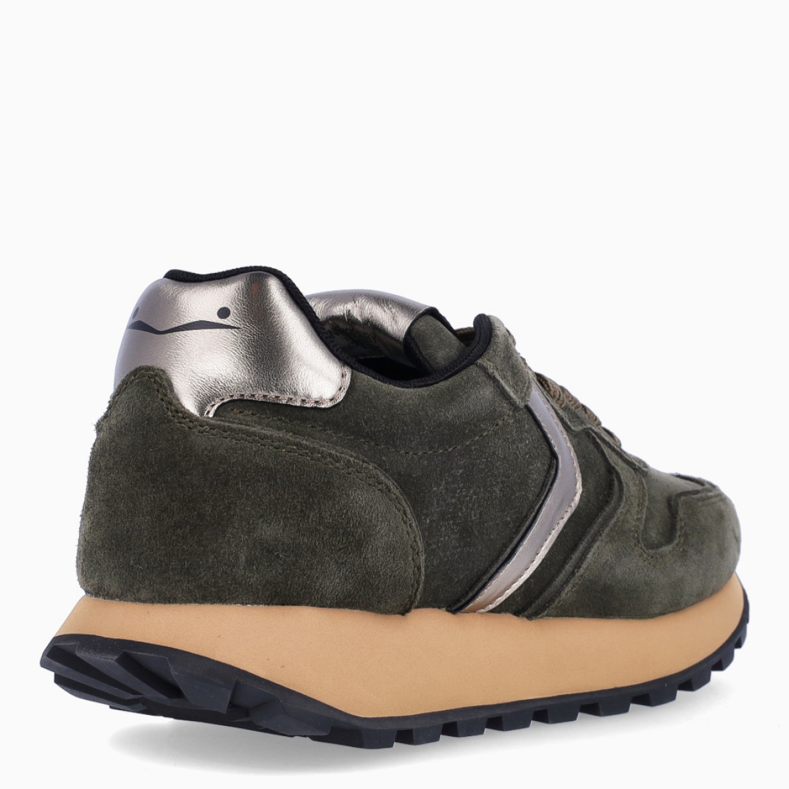 Deportivas de la marca Voile Blanche, modelo PARIS RACE. Deportivas elaboradas en piel y ante color verde oliva, destacan por su esistencia y por un look sofisticado y con estilo. Deportivas Voile Blanche con cierre a cordones y un interior con plantilla pensado en ofrecer confort todo el día. Con una suela de goma que asegura un agarre para cualquier ocasión. Deportivas Voile Blanche PARIS RACE, complemento básico e imprescindible que combina estilo y funcionalidad.