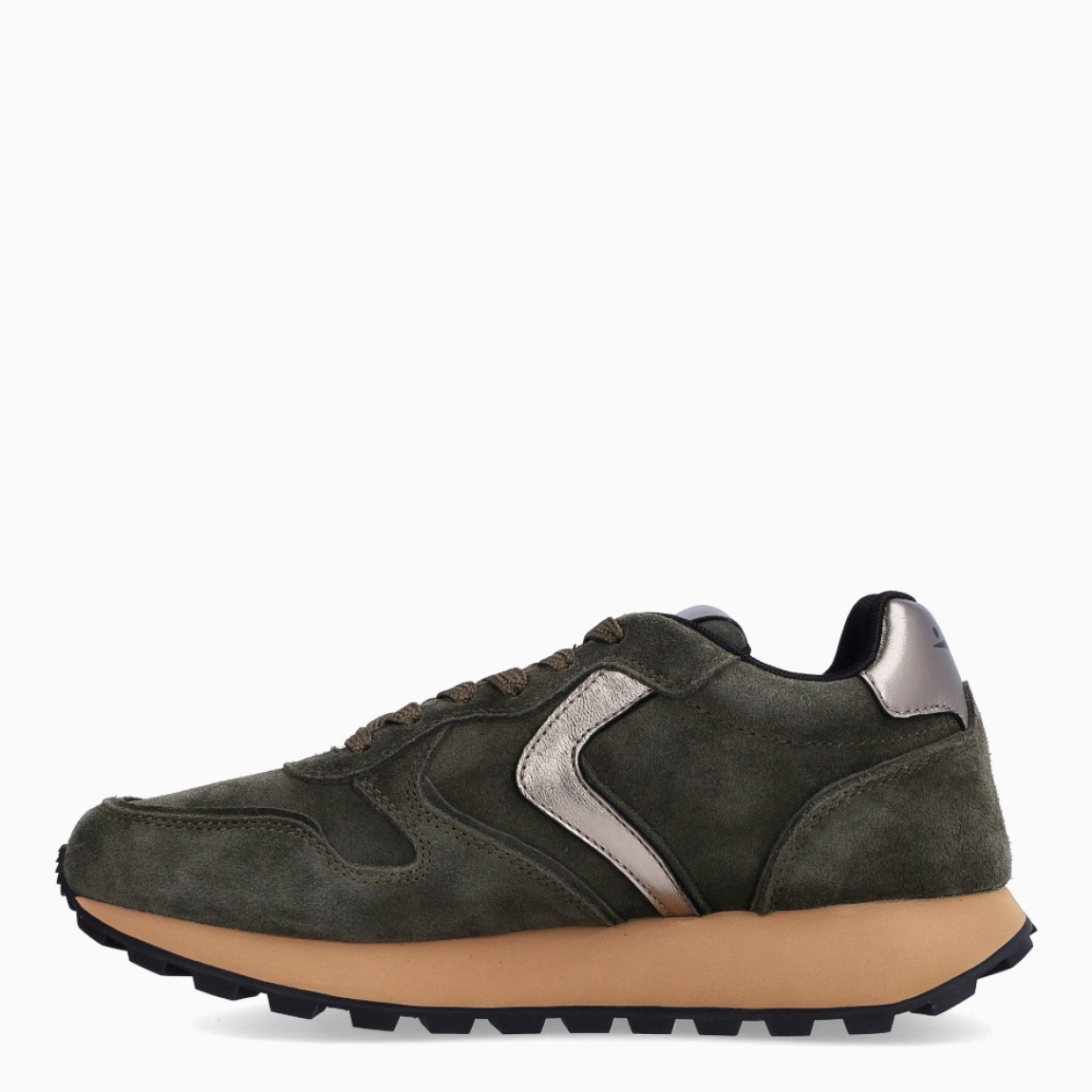 Deportivas de la marca Voile Blanche, modelo PARIS RACE. Deportivas elaboradas en piel y ante color verde oliva, destacan por su esistencia y por un look sofisticado y con estilo. Deportivas Voile Blanche con cierre a cordones y un interior con plantilla pensado en ofrecer confort todo el día. Con una suela de goma que asegura un agarre para cualquier ocasión. Deportivas Voile Blanche PARIS RACE, complemento básico e imprescindible que combina estilo y funcionalidad.