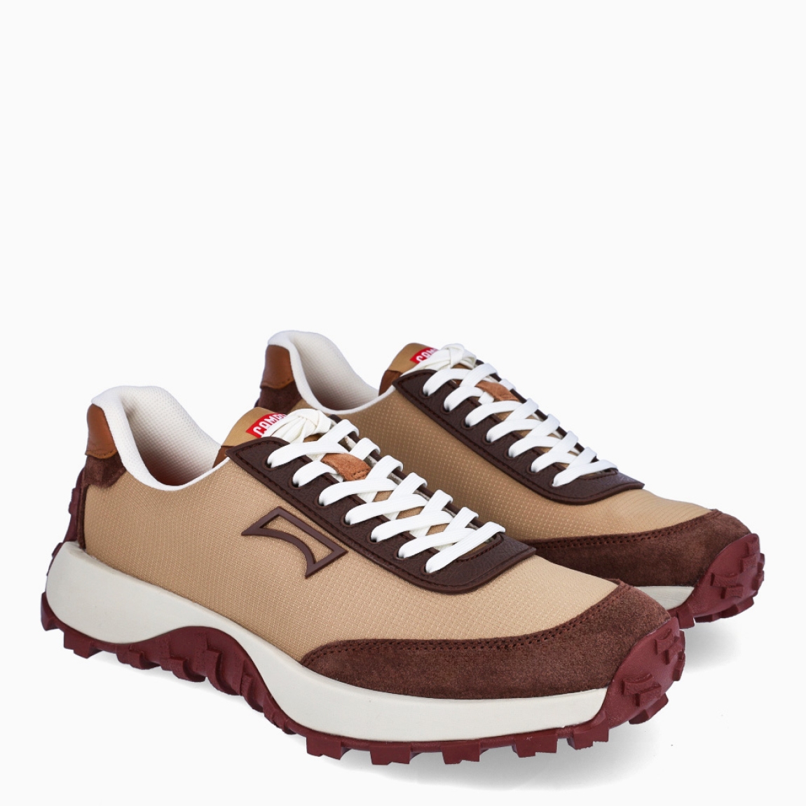 Deportivas de la marca Camper, modelo DTRAIL. Exterior en naylon color camel. Cierre con cordones balncos. Suela de goma dentada camel. Estas deportivas Camper DTRAIL son un complemento ideal para disfrutar de la comodidad al caminar.