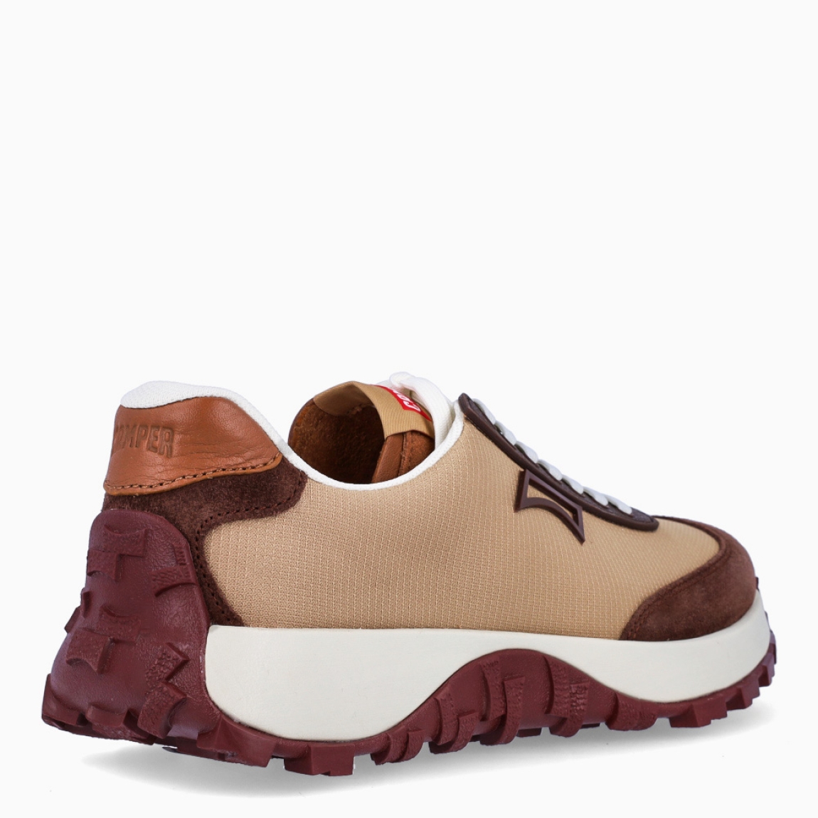 Deportivas de la marca Camper, modelo DTRAIL. Exterior en naylon color camel. Cierre con cordones balncos. Suela de goma dentada camel. Estas deportivas Camper DTRAIL son un complemento ideal para disfrutar de la comodidad al caminar.