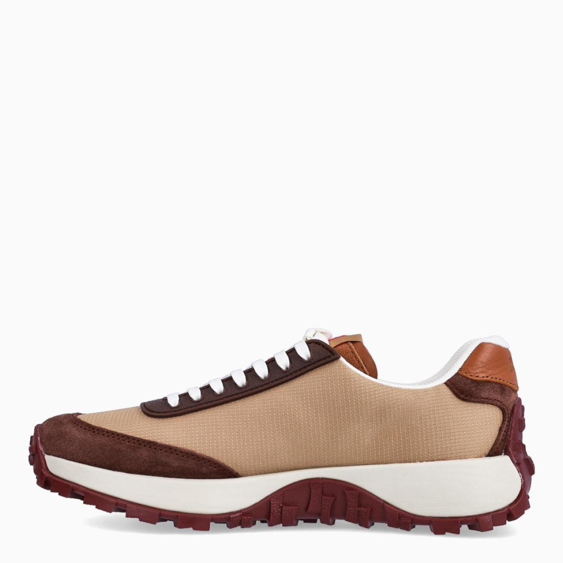 Deportivas de la marca Camper, modelo DTRAIL. Exterior en naylon color camel. Cierre con cordones balncos. Suela de goma dentada camel. Estas deportivas Camper DTRAIL son un complemento ideal para disfrutar de la comodidad al caminar.