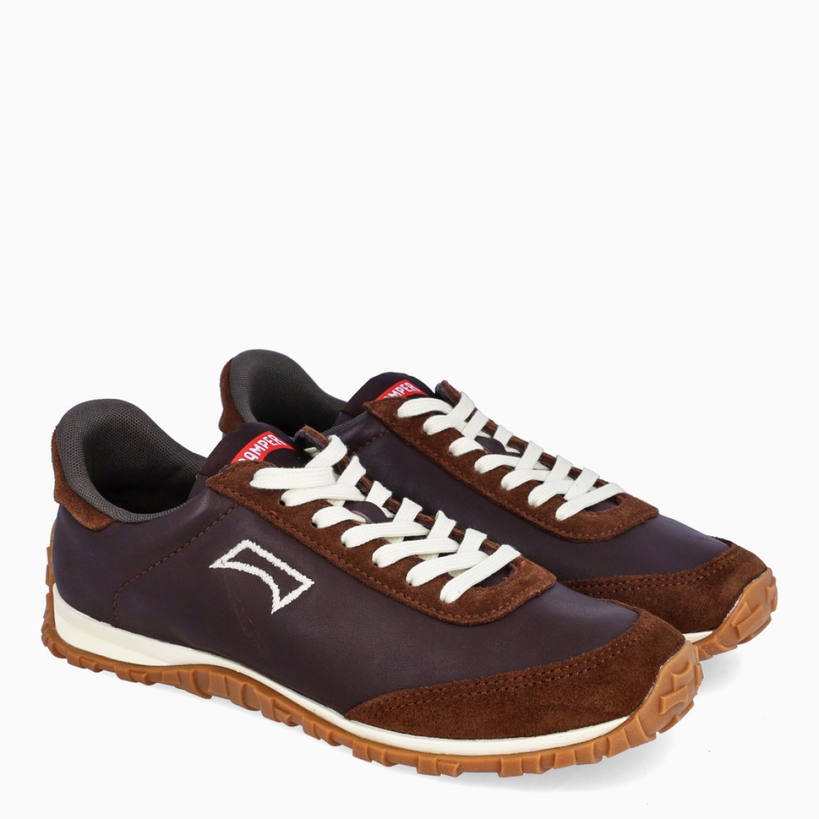 Deportivas de la marca Camper, modelo DWALK. Exterior en piel color marrón chocolate. Cierre con cordones blancos. Suela de goma dentada camel. Estas deportivas Camper DWALK son un complemento ideal para disfrutar de la comodidad al caminar.
