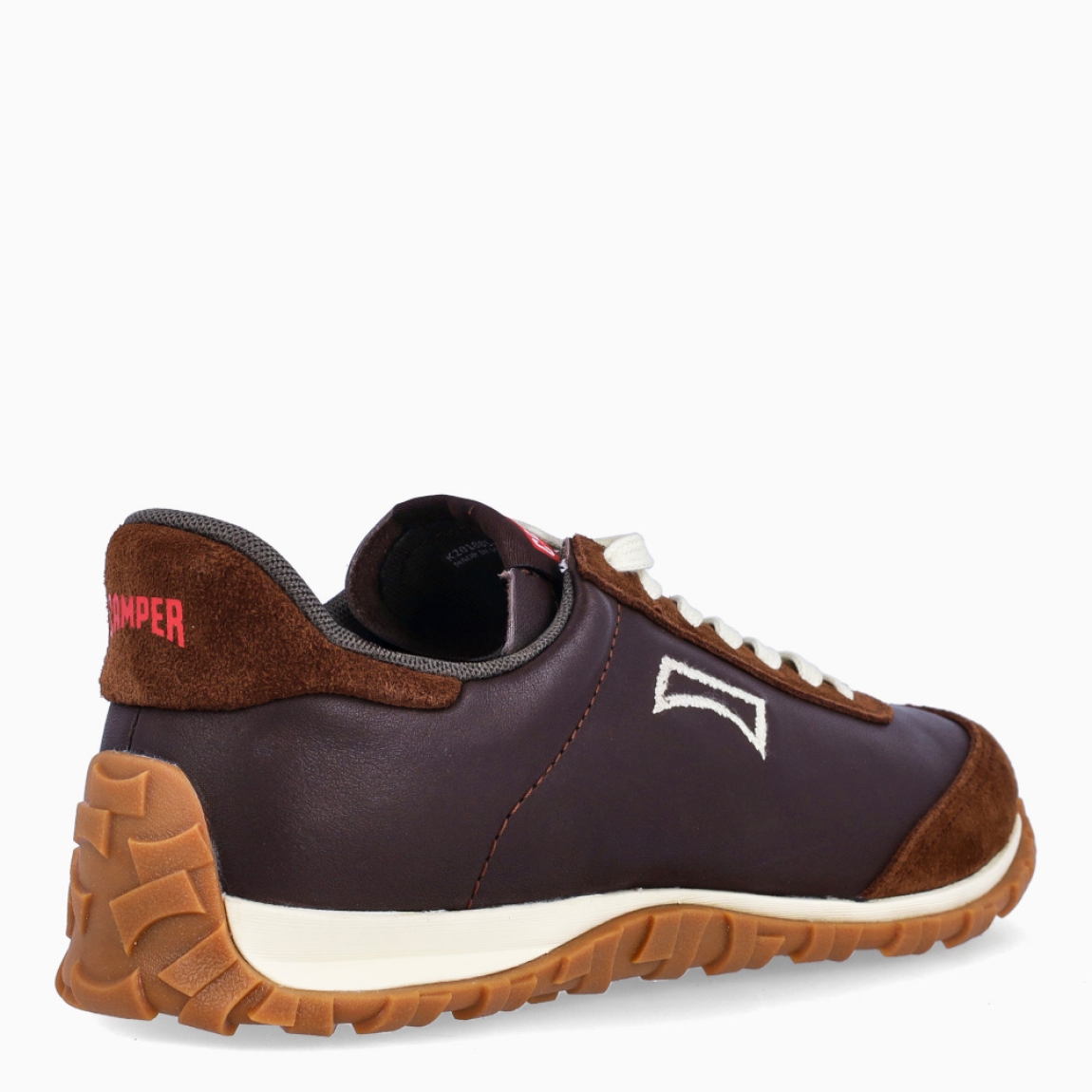 Deportivas de la marca Camper, modelo DWALK. Exterior en piel color marrón chocolate. Cierre con cordones blancos. Suela de goma dentada camel. Estas deportivas Camper DWALK son un complemento ideal para disfrutar de la comodidad al caminar.