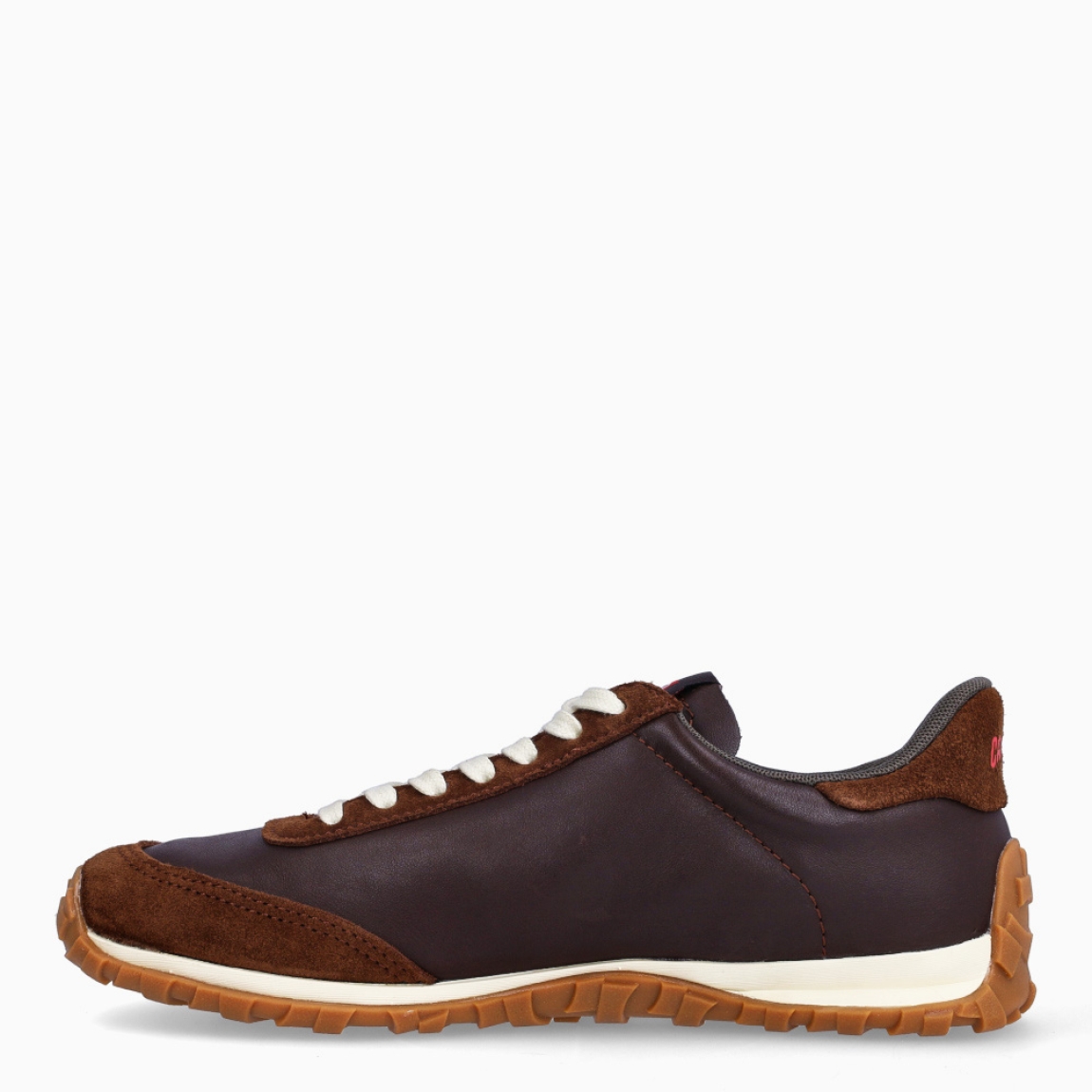 Deportivas de la marca Camper, modelo DWALK. Exterior en piel color marrón chocolate. Cierre con cordones blancos. Suela de goma dentada camel. Estas deportivas Camper DWALK son un complemento ideal para disfrutar de la comodidad al caminar.