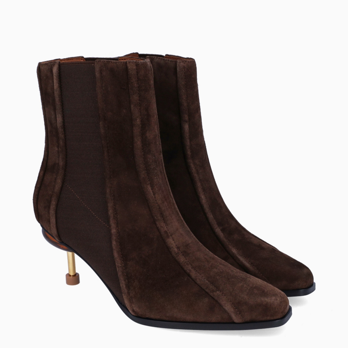 Botines de la marca 4CCCCEES, modelo OSHA CORSA. Botines elaborados en ante color marrón chocolate con elásticos a los lados. Punta lápiz, para darle elegancia. Y un tacón de 7cm de altura, con un diseño vanguardista. Botines 4CCCCEES OSHA CORSA, complemento ideal para marcar un estilo contemporáneo y sofisticado.
