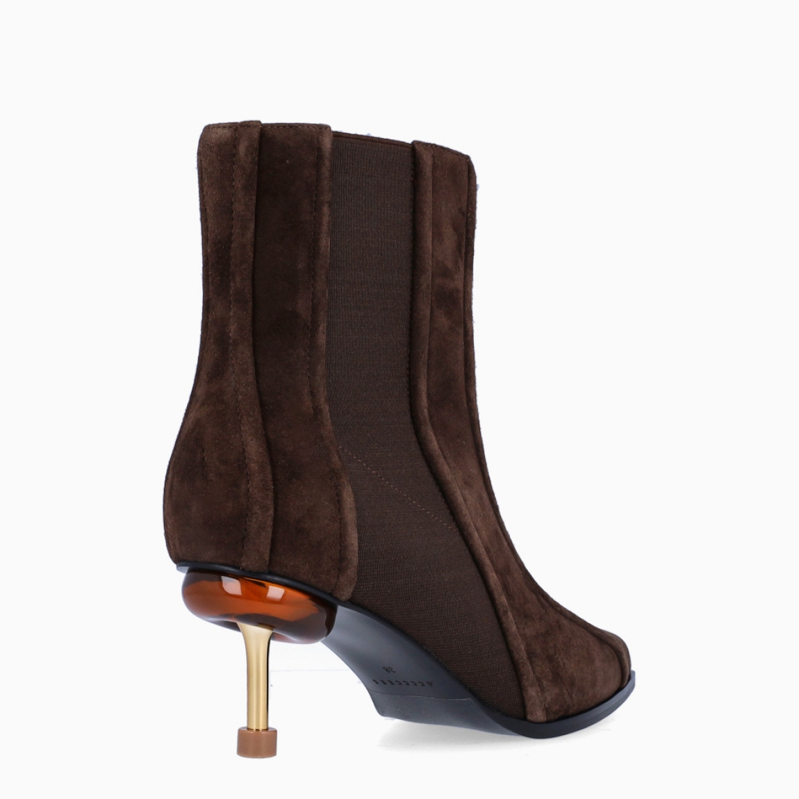 Botines de la marca 4CCCCEES, modelo OSHA CORSA. Botines elaborados en ante color marrón chocolate con elásticos a los lados. Punta lápiz, para darle elegancia. Y un tacón de 7cm de altura, con un diseño vanguardista. Botines 4CCCCEES OSHA CORSA, complemento ideal para marcar un estilo contemporáneo y sofisticado.