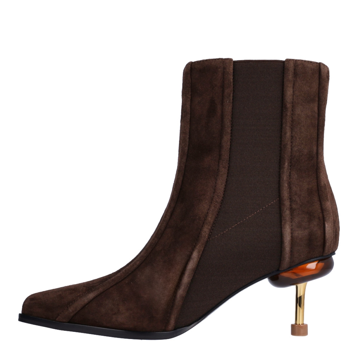 Botines de la marca 4CCCCEES, modelo OSHA CORSA. Botines elaborados en ante color marrón chocolate con elásticos a los lados. Punta lápiz, para darle elegancia. Y un tacón de 7cm de altura, con un diseño vanguardista. Botines 4CCCCEES OSHA CORSA, complemento ideal para marcar un estilo contemporáneo y sofisticado.
