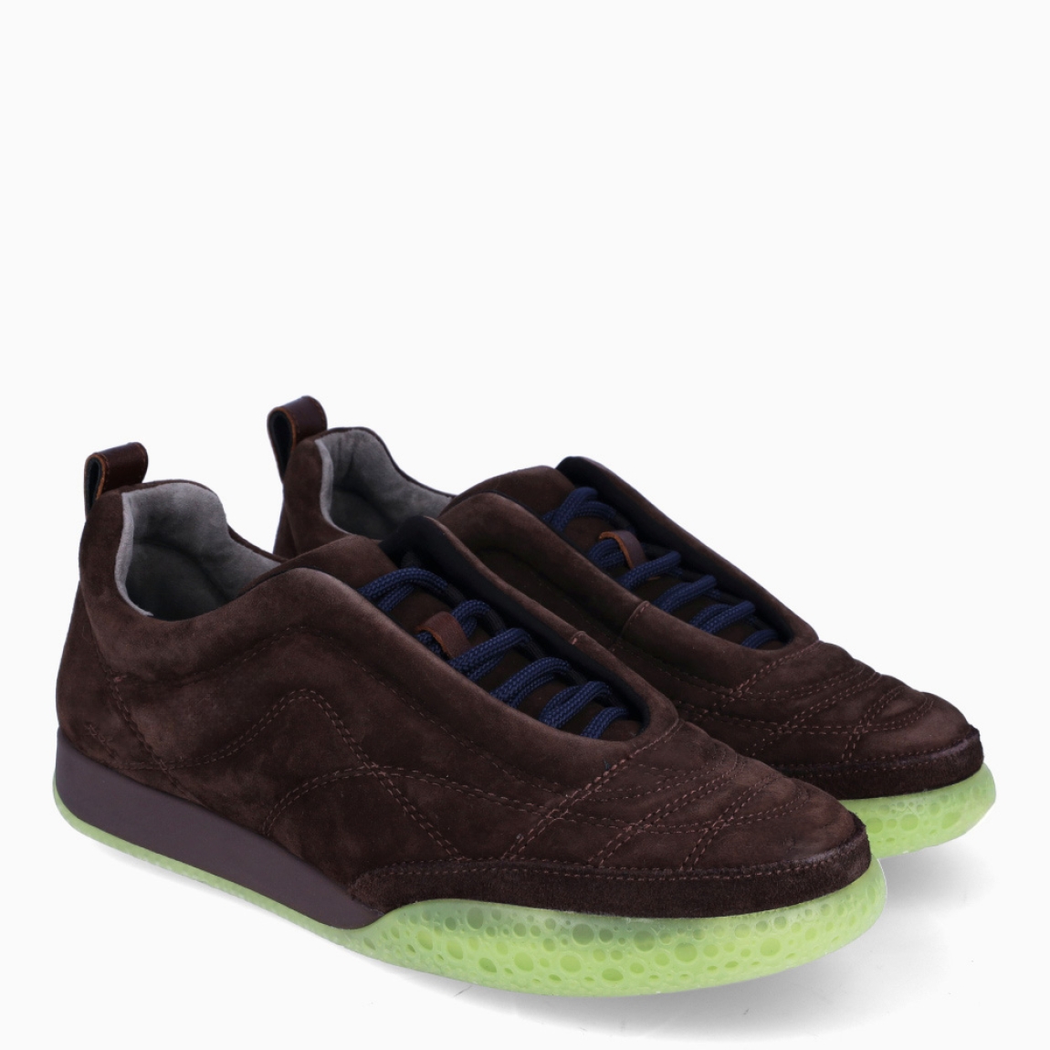 Deportivas de la marca 4CCCCEES, modelo BUBBLE OLLO. Deportivas elaborados en ante color marrón chocolate con cierre a cordones a tono. Suela plana de goma y color verde para darse un diseño vanguardista. Deportivas 4CCCCEES BUBBLE OLLO, complemento ideal para marcar un estilo contemporáneo y cómodo, perfecto para el día a día!