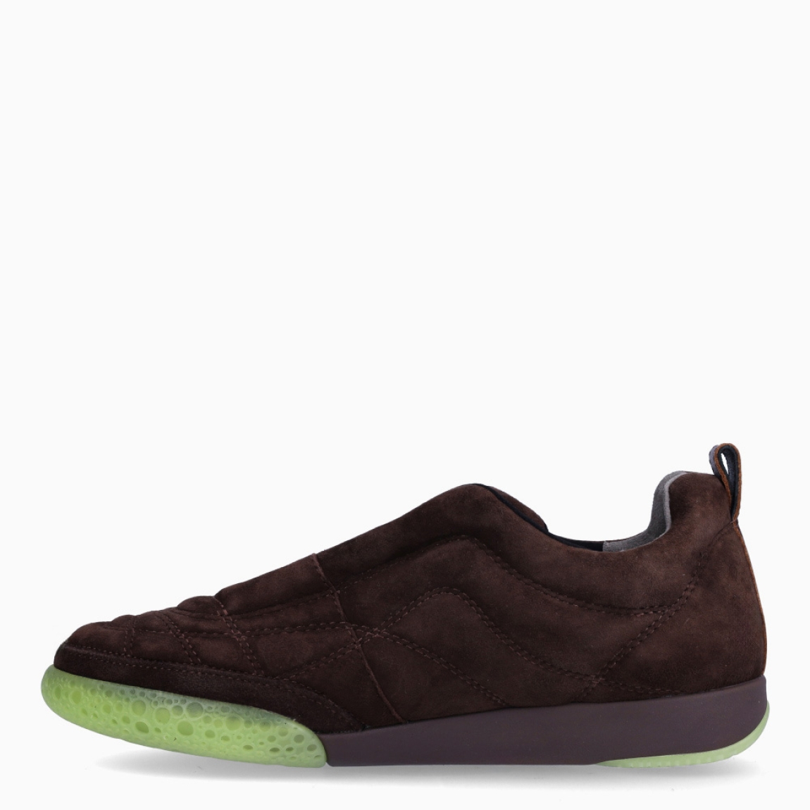Deportivas de la marca 4CCCCEES, modelo BUBBLE OLLO. Deportivas elaborados en ante color marrón chocolate con cierre a cordones a tono. Suela plana de goma y color verde para darse un diseño vanguardista. Deportivas 4CCCCEES BUBBLE OLLO, complemento ideal para marcar un estilo contemporáneo y cómodo, perfecto para el día a día!