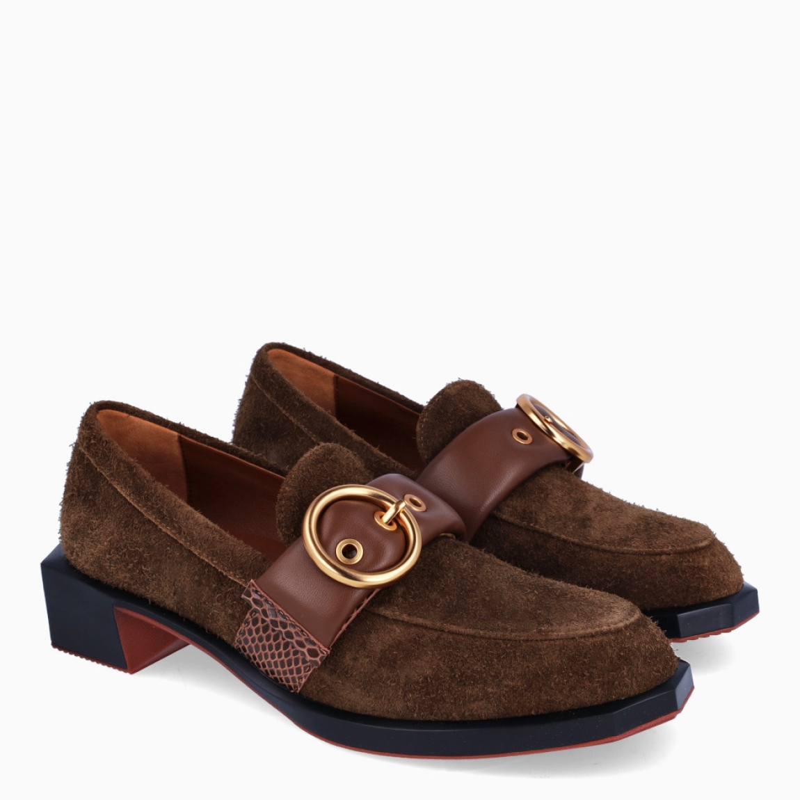 Mocasines de la marca 4CCCCEES, modelo FORMA COLLIN. Mocasines elaborados en ante color marrón chocolate con hebilla dorada en piel acolchada sobre la pala. Punta redonda y un tacón de 3.5cm de altura para mayor comodidad al andar. Mocasines 4CCCCEES FORMA COLLIN, complemento ideal para marcar un estilo contemporáneo y sofisticado.