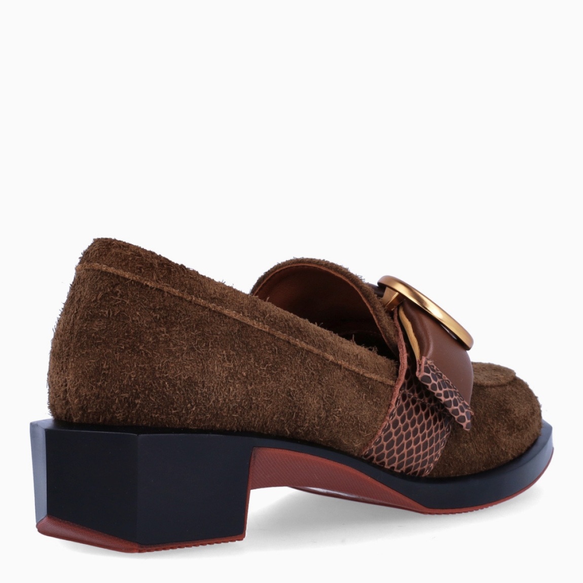 Mocasines de la marca 4CCCCEES, modelo FORMA COLLIN. Mocasines elaborados en ante color marrón chocolate con hebilla dorada en piel acolchada sobre la pala. Punta redonda y un tacón de 3.5cm de altura para mayor comodidad al andar. Mocasines 4CCCCEES FORMA COLLIN, complemento ideal para marcar un estilo contemporáneo y sofisticado.