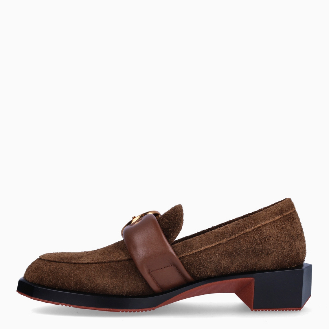 Mocasines de la marca 4CCCCEES, modelo FORMA COLLIN. Mocasines elaborados en ante color marrón chocolate con hebilla dorada en piel acolchada sobre la pala. Punta redonda y un tacón de 3.5cm de altura para mayor comodidad al andar. Mocasines 4CCCCEES FORMA COLLIN, complemento ideal para marcar un estilo contemporáneo y sofisticado.
