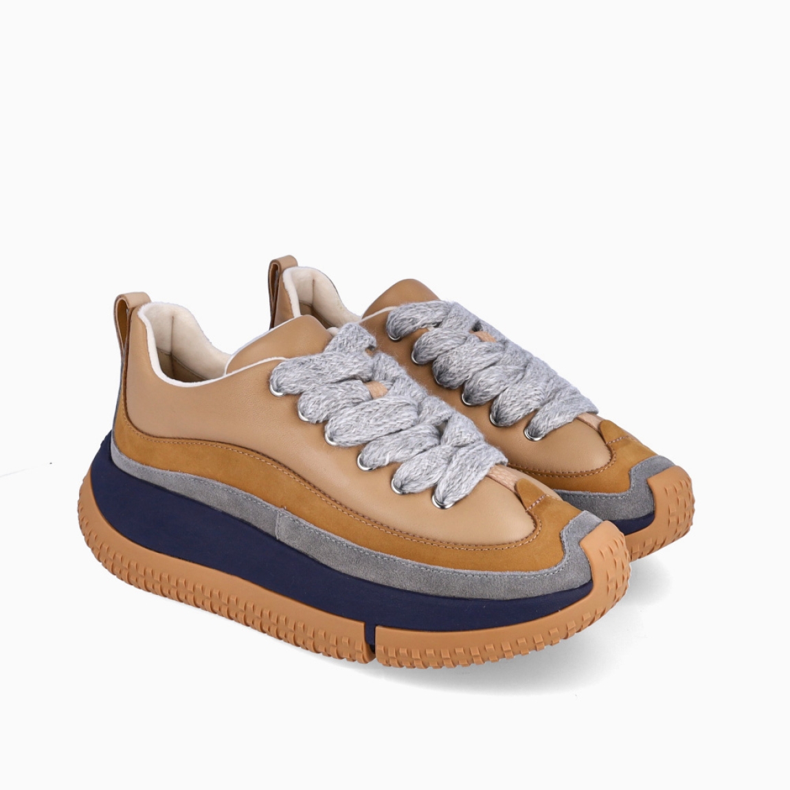 Deportivas de la marca 4CCCCEES, modelo KAPOK PAVA. Exterior en piel color camel con detalle en gris y azul marino. Interior en piel color beig con plantilla acolchada y extraíble para máxima comodidad. Cierre de las deportivas 4CCCCEES con cordones a tono y suela dentada camel con plataforma de 4cm de altura. Estas deportivas 4CCCCEES KAPOK PAVA son unas clásicas combinables con distintos looks!