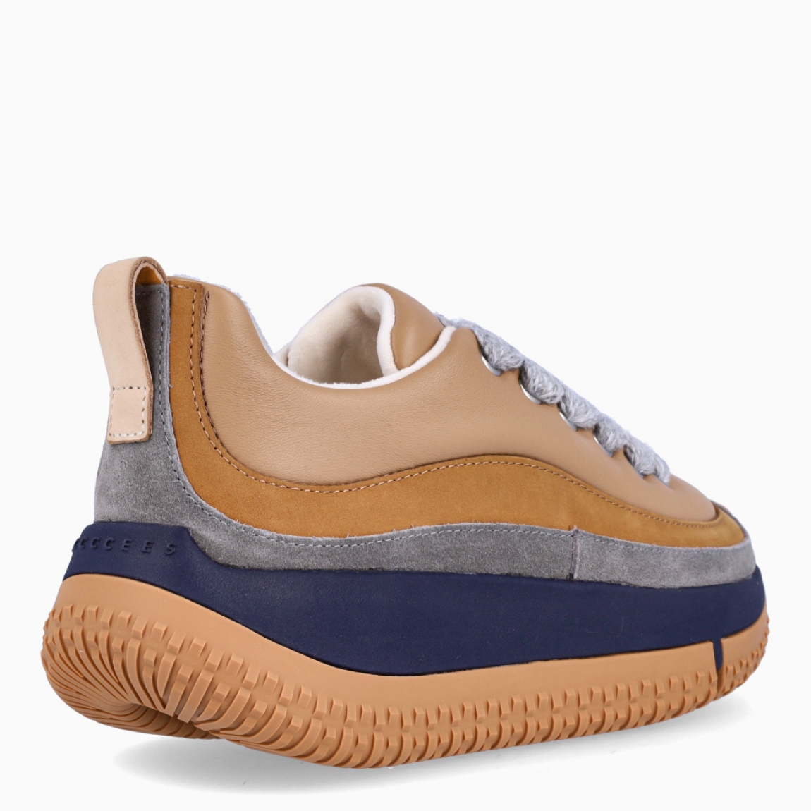 Deportivas de la marca 4CCCCEES, modelo KAPOK PAVA. Exterior en piel color camel con detalle en gris y azul marino. Interior en piel color beig con plantilla acolchada y extraíble para máxima comodidad. Cierre de las deportivas 4CCCCEES con cordones a tono y suela dentada camel con plataforma de 4cm de altura. Estas deportivas 4CCCCEES KAPOK PAVA son unas clásicas combinables con distintos looks!