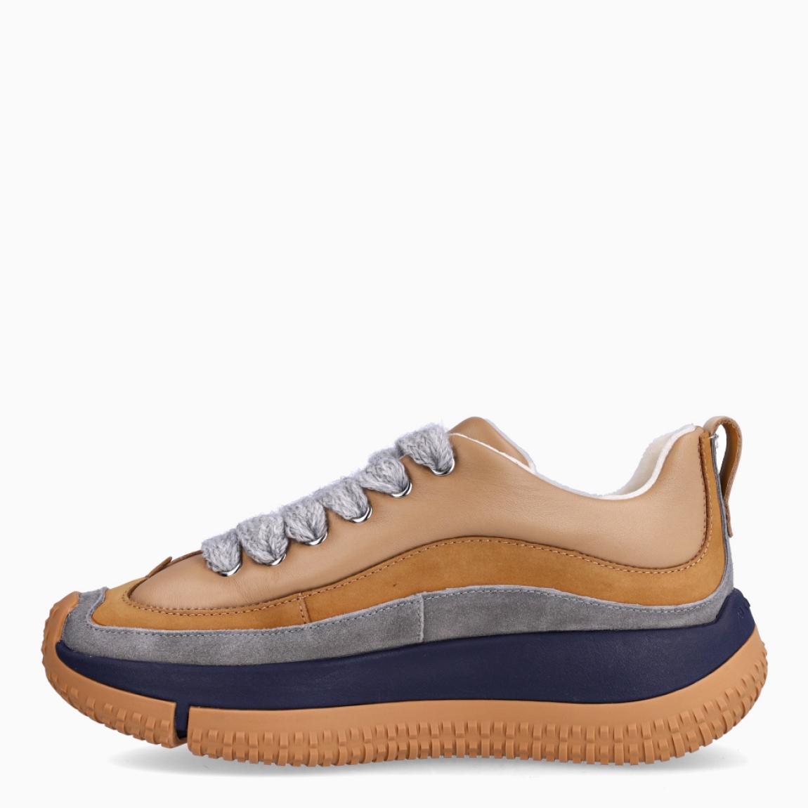Deportivas de la marca 4CCCCEES, modelo KAPOK PAVA. Exterior en piel color camel con detalle en gris y azul marino. Interior en piel color beig con plantilla acolchada y extraíble para máxima comodidad. Cierre de las deportivas 4CCCCEES con cordones a tono y suela dentada camel con plataforma de 4cm de altura. Estas deportivas 4CCCCEES KAPOK PAVA son unas clásicas combinables con distintos looks!