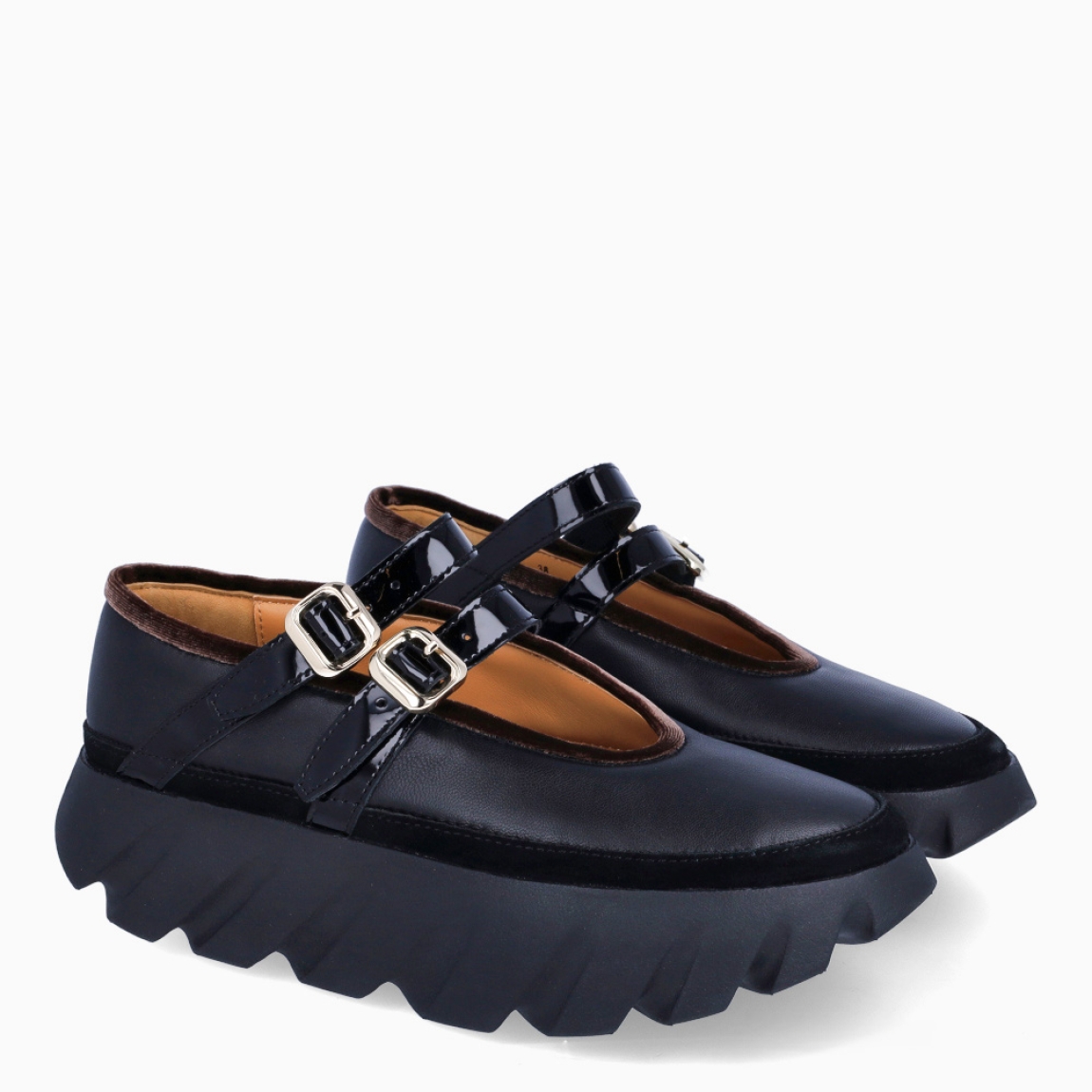 Merceditas de la marca 4CCCCEES, modelo TURA BALLET. Exterior en piel color negro. Interior en piel color beig. Cierre con doble hebilla en pala color negro. Suela dentada con plataforma con 4cm de altura. Estas merceditas 4CCCCEES TURA BALLET tienen un diseño divertido que le dará personalidad a tus looks de temporada. y sobre todo te garantizarán la máxima comodidad.