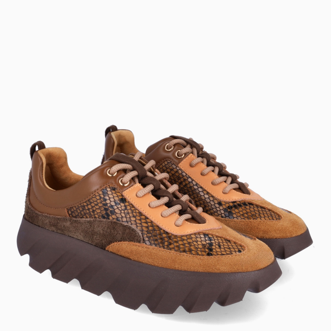 Deportivas de la marca 4CCCCEES, modelo TURA FLOW. Exterior piel color mostaza con efecto serpiente y detalle en ante. Interior en piel color camel. Cierre cordones en pala a tono. Suela efecto ondulado con plataforma de 4cm de altura. Estas mdeportivas 4CCCCEES TURA FLOW tienen un diseño divertido que le dará personalidad a tus looks de temporada. y sobre todo te garantizarán la máxima comodidad.