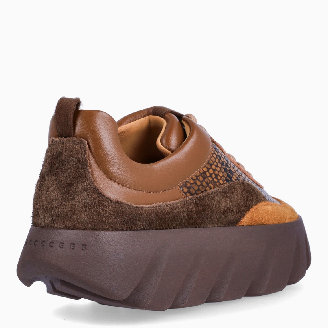 Deportivas de la marca 4CCCCEES, modelo TURA FLOW. Exterior piel color mostaza con efecto serpiente y detalle en ante. Interior en piel color camel. Cierre cordones en pala a tono. Suela efecto ondulado con plataforma de 4cm de altura. Estas mdeportivas 4CCCCEES TURA FLOW tienen un diseño divertido que le dará personalidad a tus looks de temporada. y sobre todo te garantizarán la máxima comodidad.
