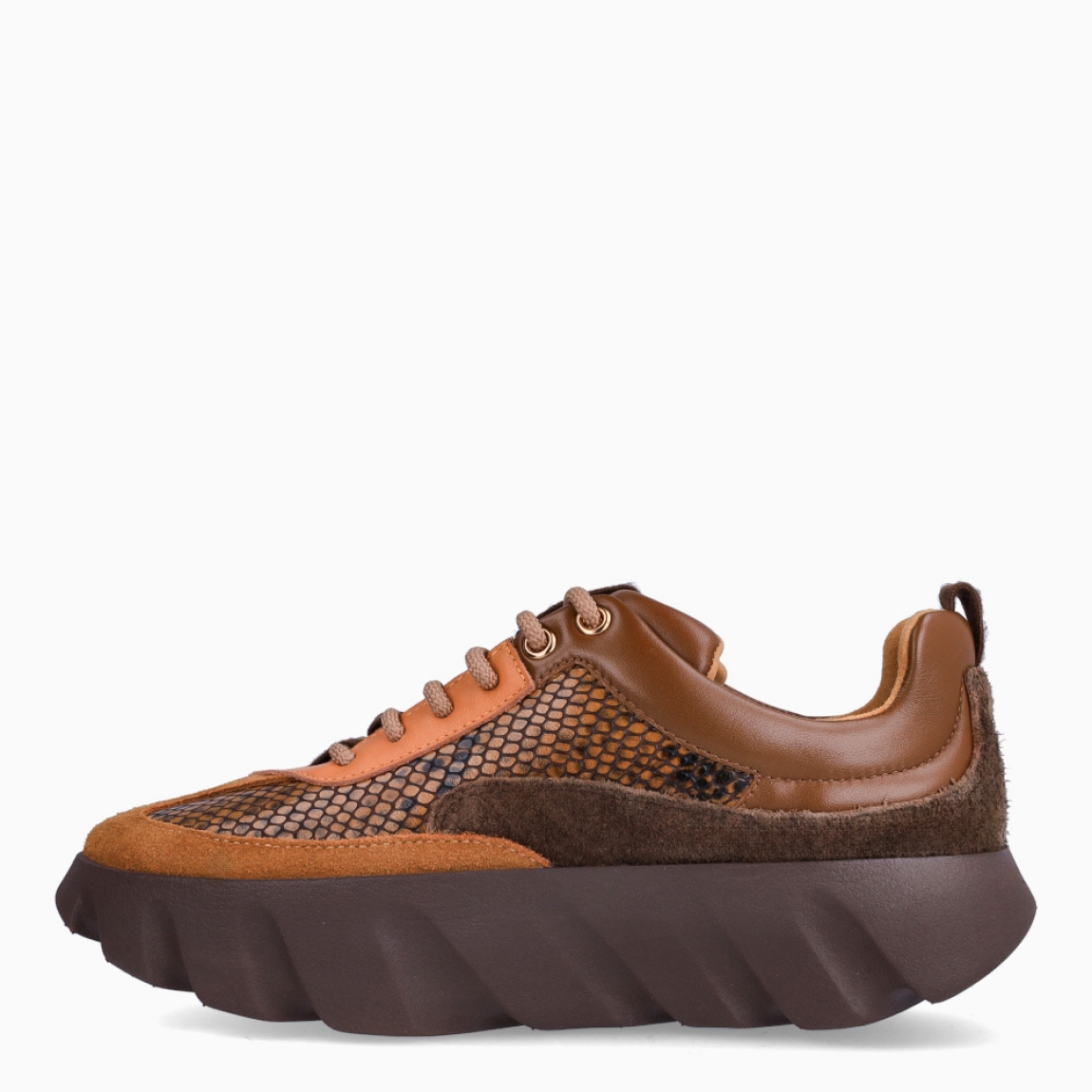 Deportivas de la marca 4CCCCEES, modelo TURA FLOW. Exterior piel color mostaza con efecto serpiente y detalle en ante. Interior en piel color camel. Cierre cordones en pala a tono. Suela efecto ondulado con plataforma de 4cm de altura. Estas mdeportivas 4CCCCEES TURA FLOW tienen un diseño divertido que le dará personalidad a tus looks de temporada. y sobre todo te garantizarán la máxima comodidad.