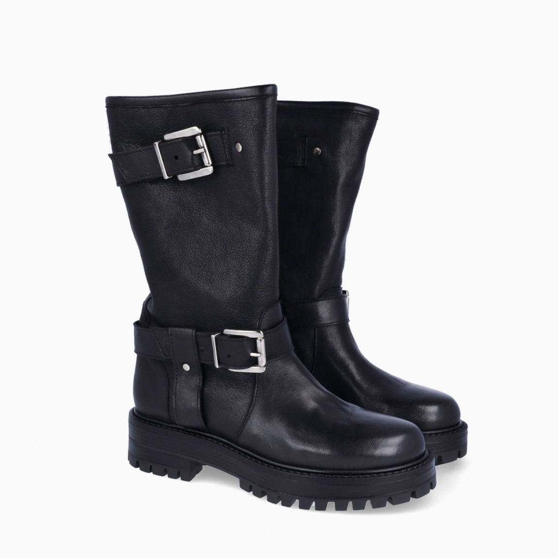 Botas estilo motera de la marca Itse, modelo AMSTERDAM. Botas elaboradas en piel color negro con puntera redonda. Botas con doble hebilla plateadas en parte exterior. Cierre con cremallera. Suela de botas Itse con suela plana para máxima comodidad. Botas Itse AMSTERDAM, ideales para tu día a día!
