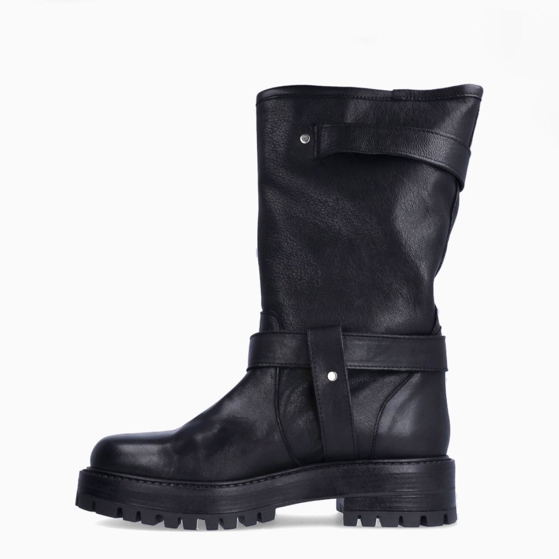 Botas estilo motera de la marca Itse, modelo AMSTERDAM. Botas elaboradas en piel color negro con puntera redonda. Botas con doble hebilla plateadas en parte exterior. Cierre con cremallera. Suela de botas Itse con suela plana para máxima comodidad. Botas Itse AMSTERDAM, ideales para tu día a día!