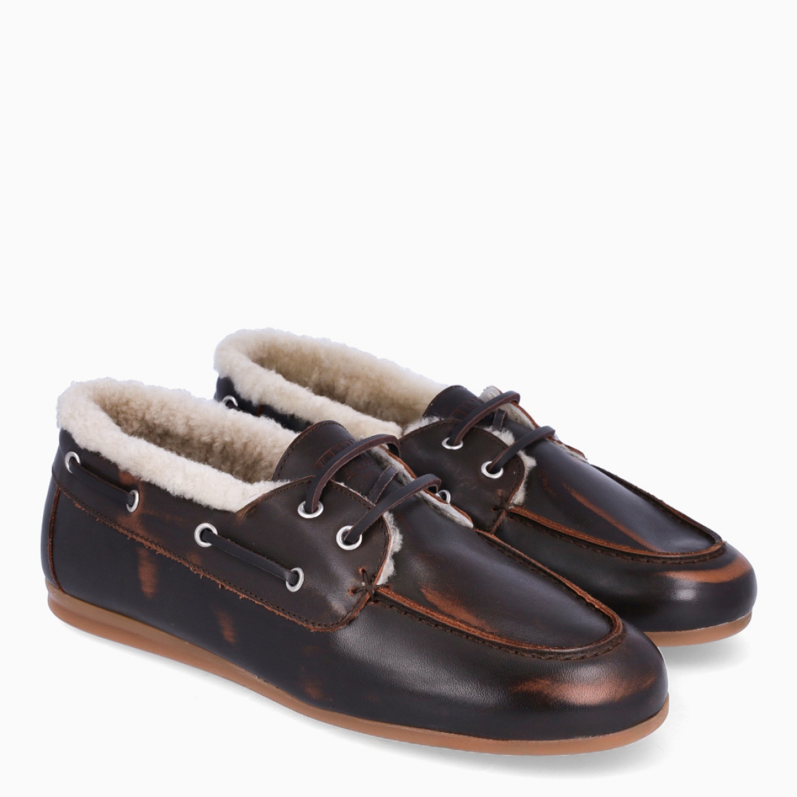 Naúticos de la marca Itse, modelo ZAYA. Naúticos elaborados en piel color marrón oscuro con efecto desgastado tipo aviador. Interior con forro de pelo para máxima comodidad. Naúticos con cierre de cordones en pala. Suela plana de goma. Naúticos Itse ZAYA, un complemento ideal para ti!