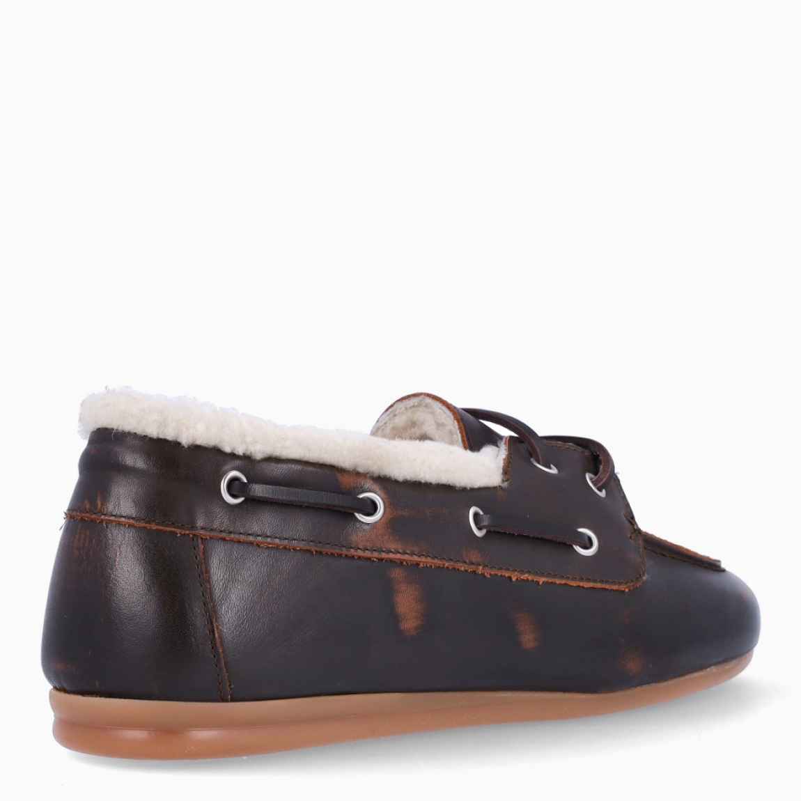 Naúticos de la marca Itse, modelo ZAYA. Naúticos elaborados en piel color marrón oscuro con efecto desgastado tipo aviador. Interior con forro de pelo para máxima comodidad. Naúticos con cierre de cordones en pala. Suela plana de goma. Naúticos Itse ZAYA, un complemento ideal para ti!