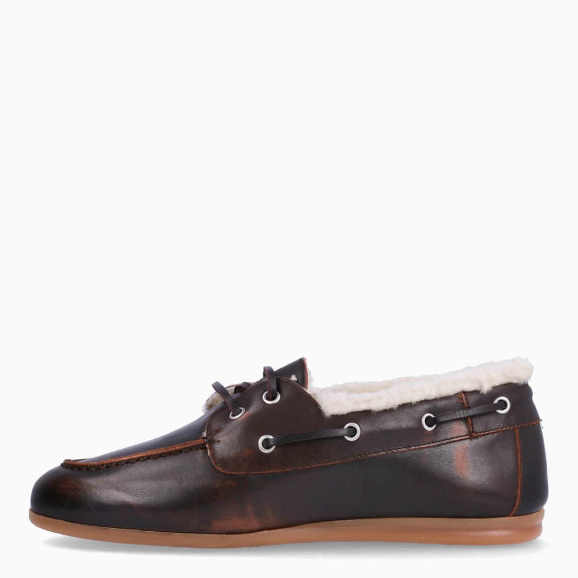 Naúticos de la marca Itse, modelo ZAYA. Naúticos elaborados en piel color marrón oscuro con efecto desgastado tipo aviador. Interior con forro de pelo para máxima comodidad. Naúticos con cierre de cordones en pala. Suela plana de goma. Naúticos Itse ZAYA, un complemento ideal para ti!